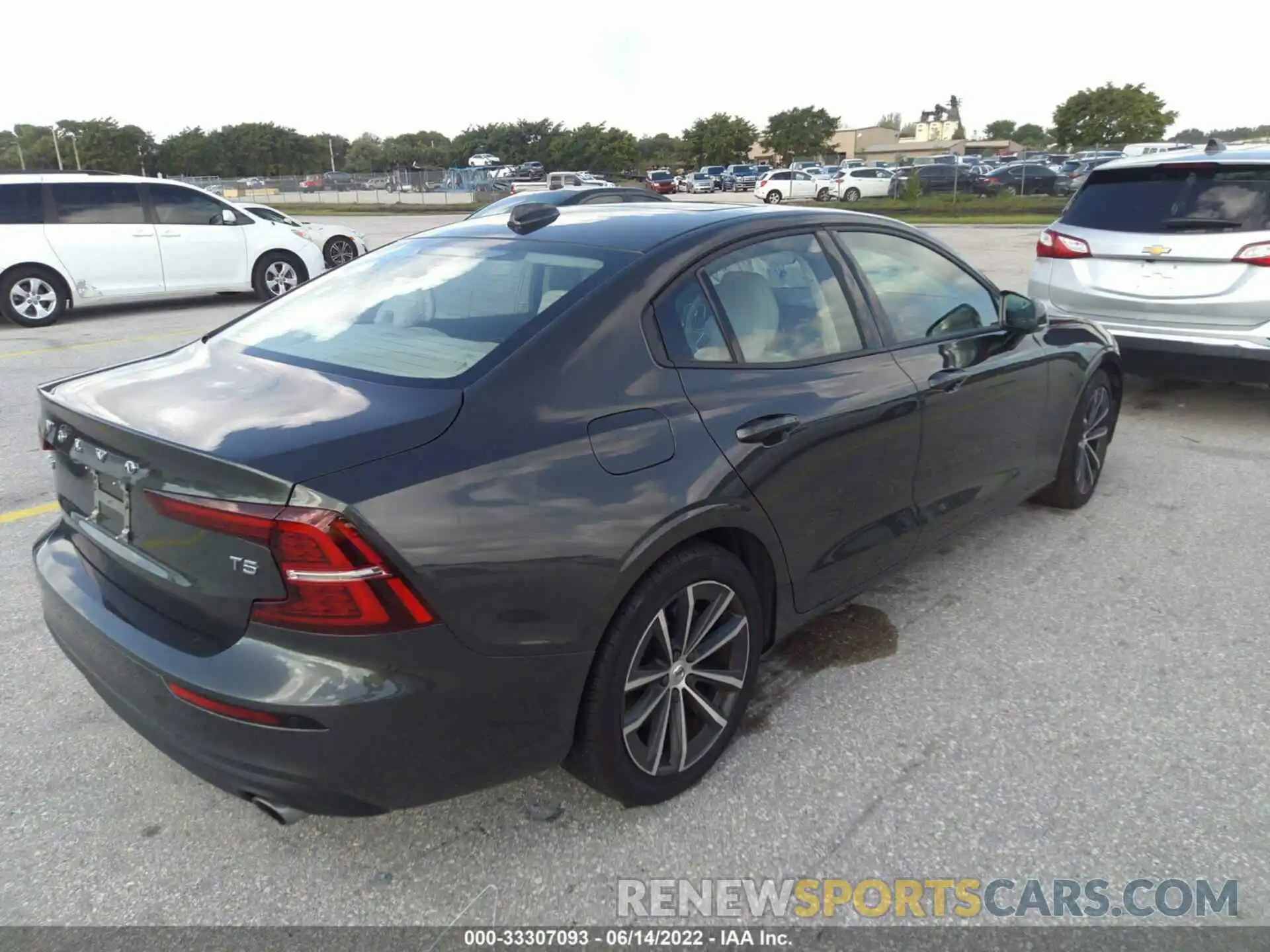 4 Photograph of a damaged car 7JR102FK5MG093394 VOLVO S60 2021