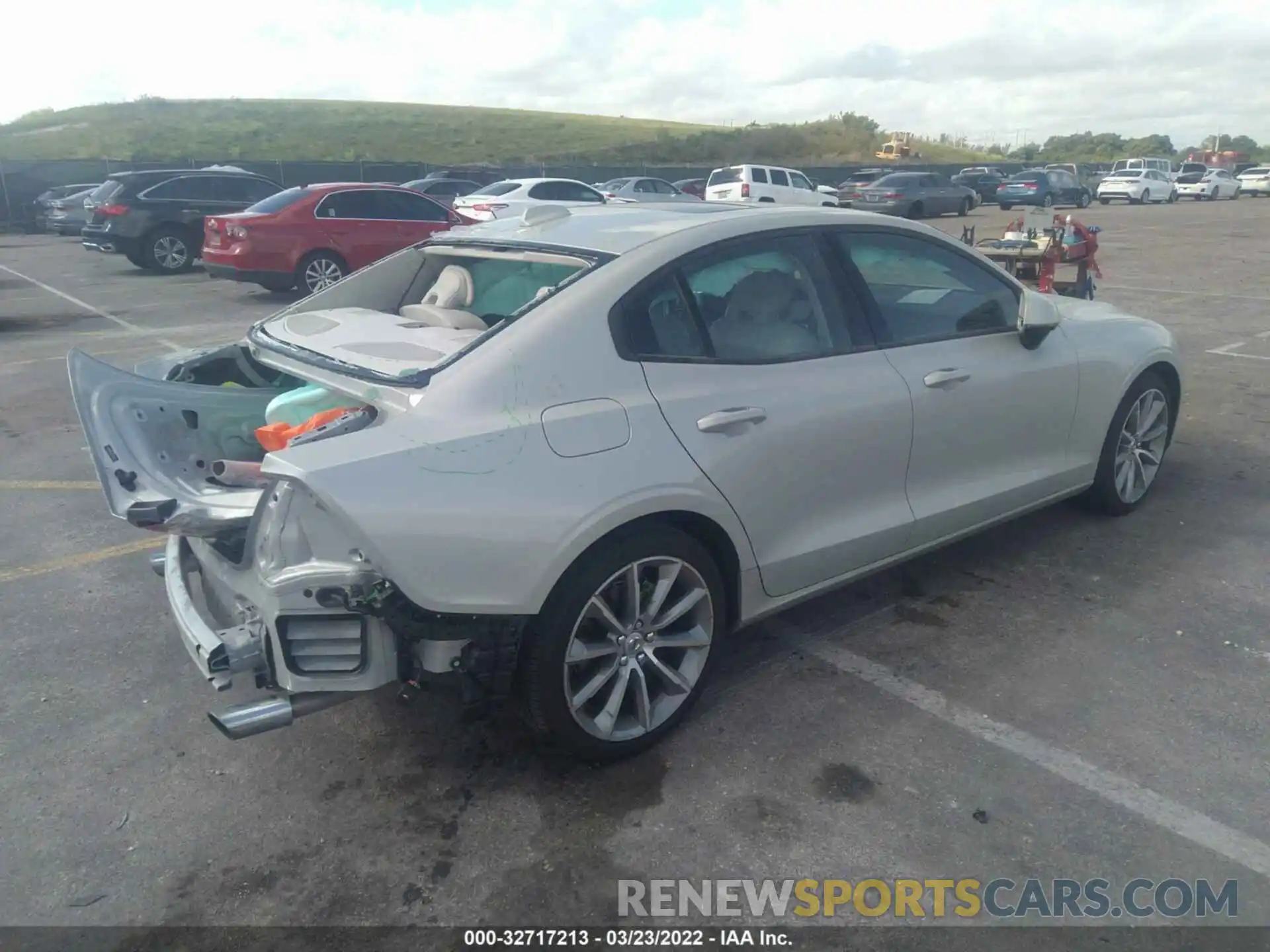 4 Photograph of a damaged car 7JR102FK5MG094609 VOLVO S60 2021