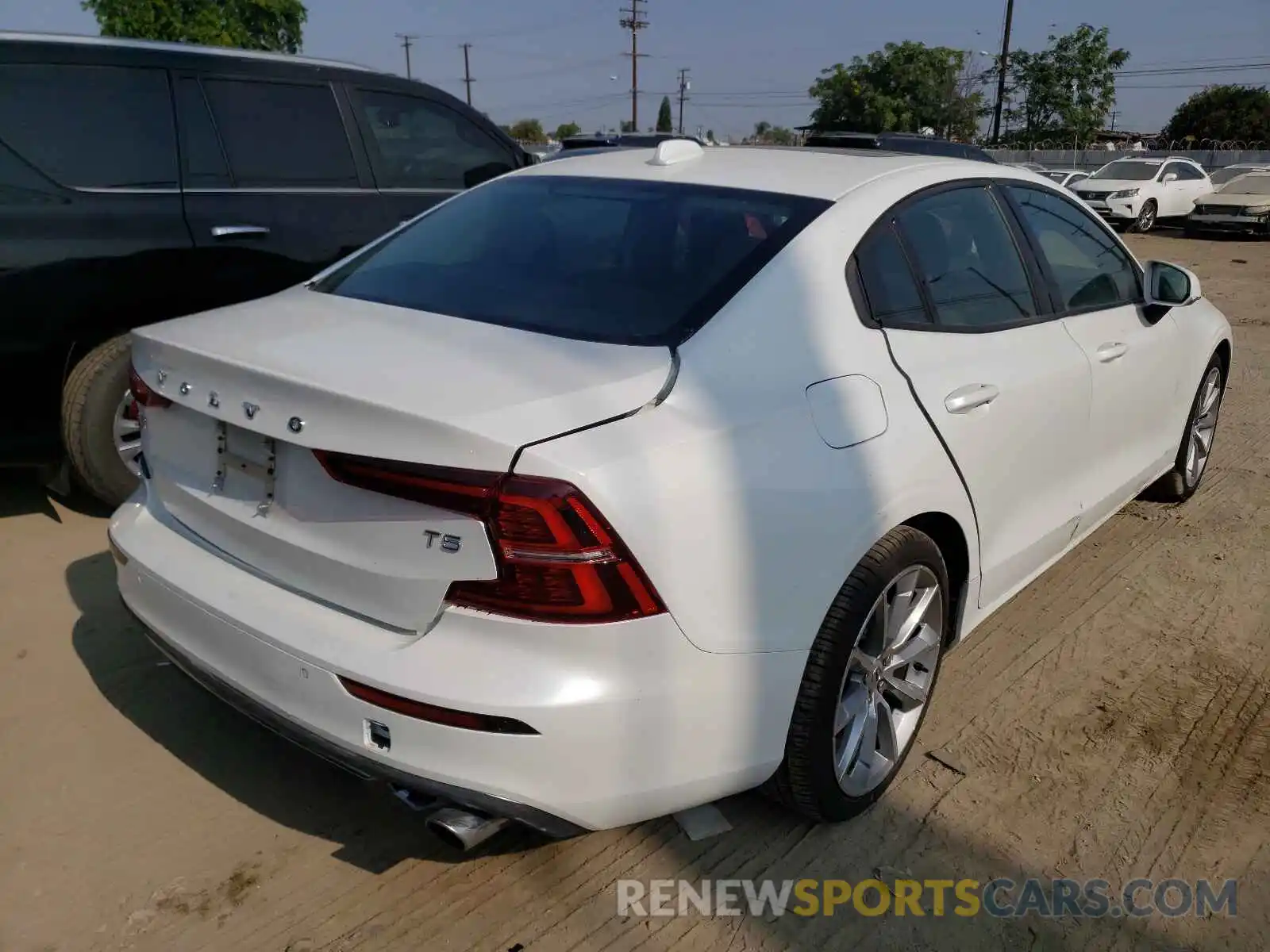 4 Photograph of a damaged car 7JR102FK7MG102189 VOLVO S60 2021