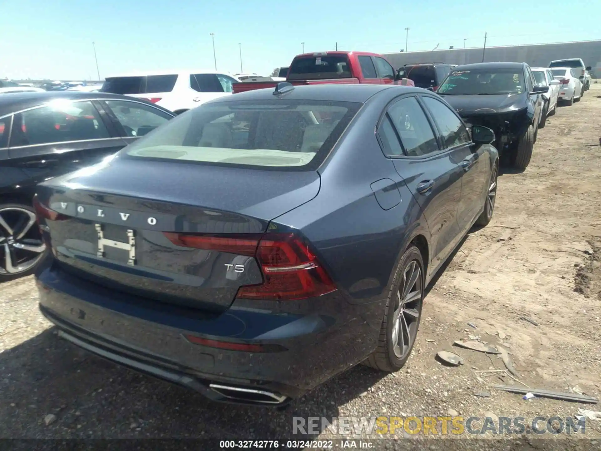 4 Photograph of a damaged car 7JR102FZ1MG108096 VOLVO S60 2021