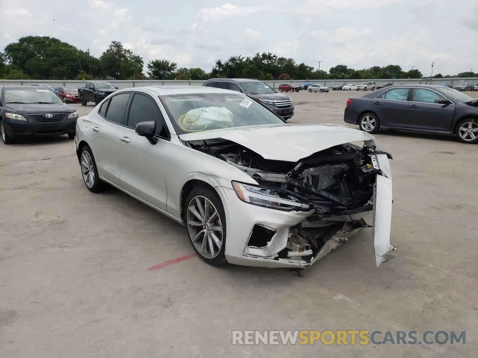 1 Photograph of a damaged car 7JR102FZ2MG118801 VOLVO S60 2021