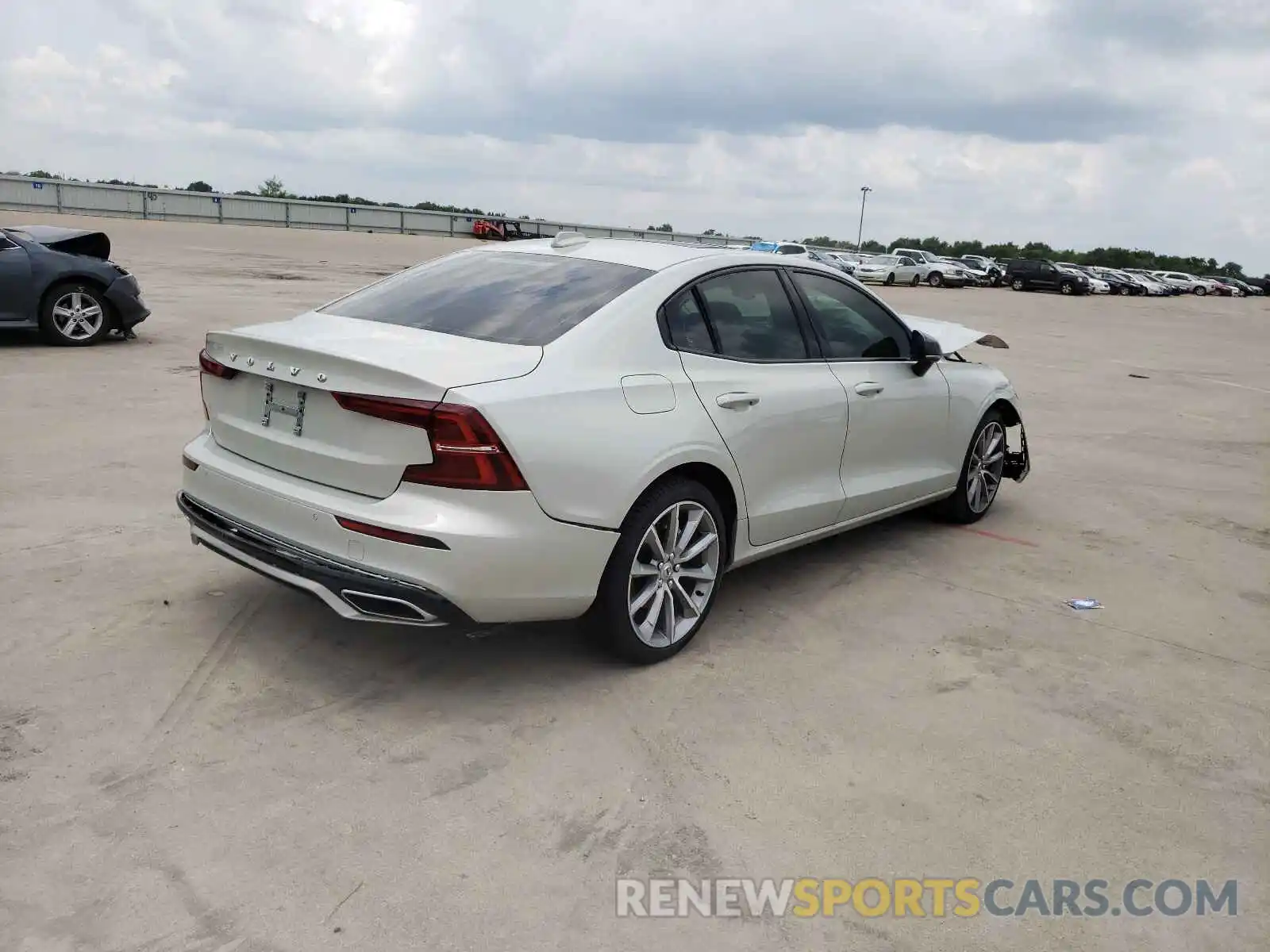 4 Photograph of a damaged car 7JR102FZ2MG118801 VOLVO S60 2021