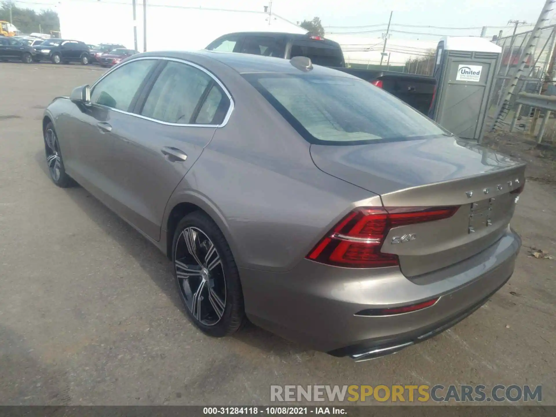 3 Photograph of a damaged car 7JR102TL2MG102050 VOLVO S60 2021