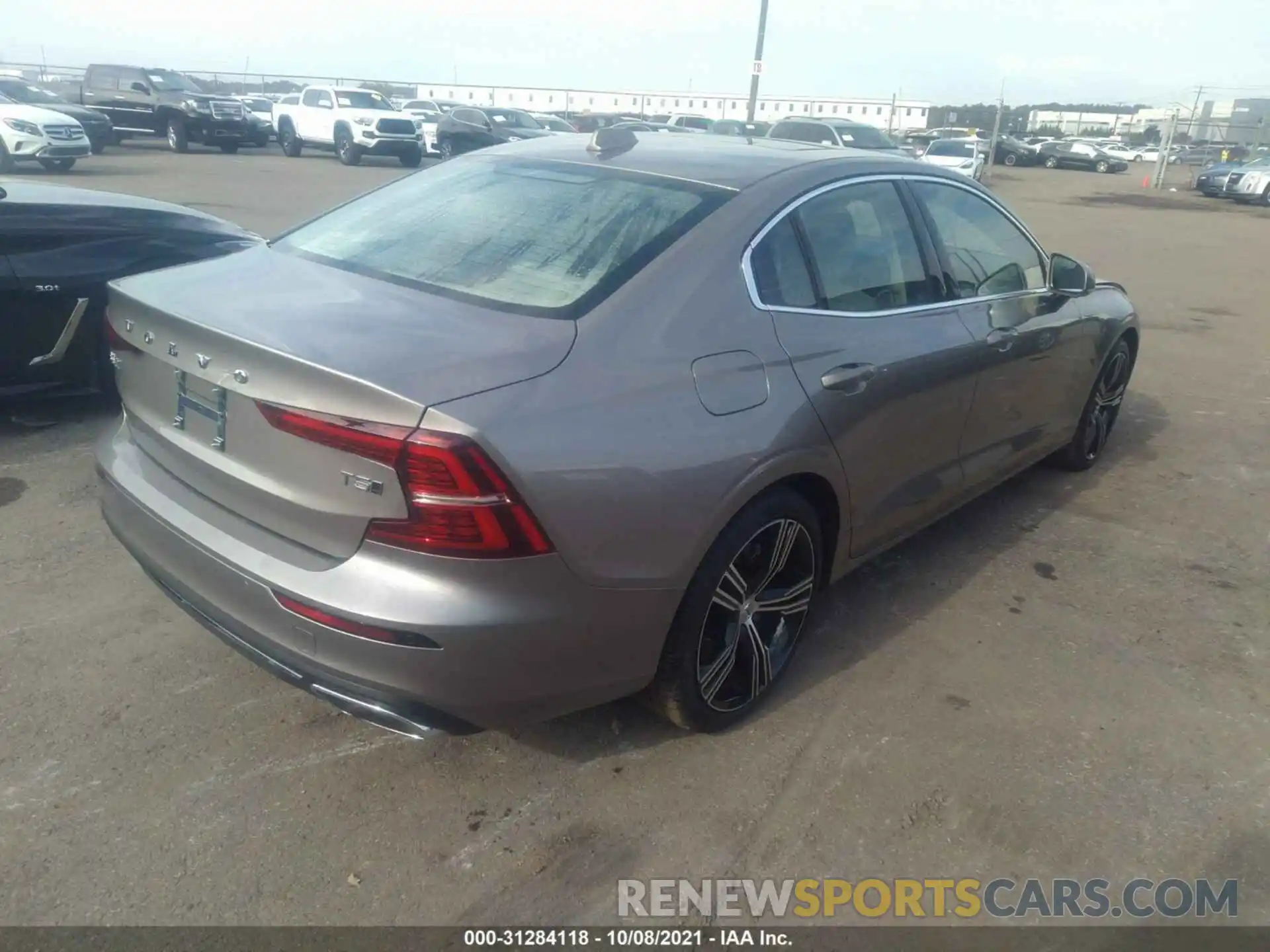 4 Photograph of a damaged car 7JR102TL2MG102050 VOLVO S60 2021