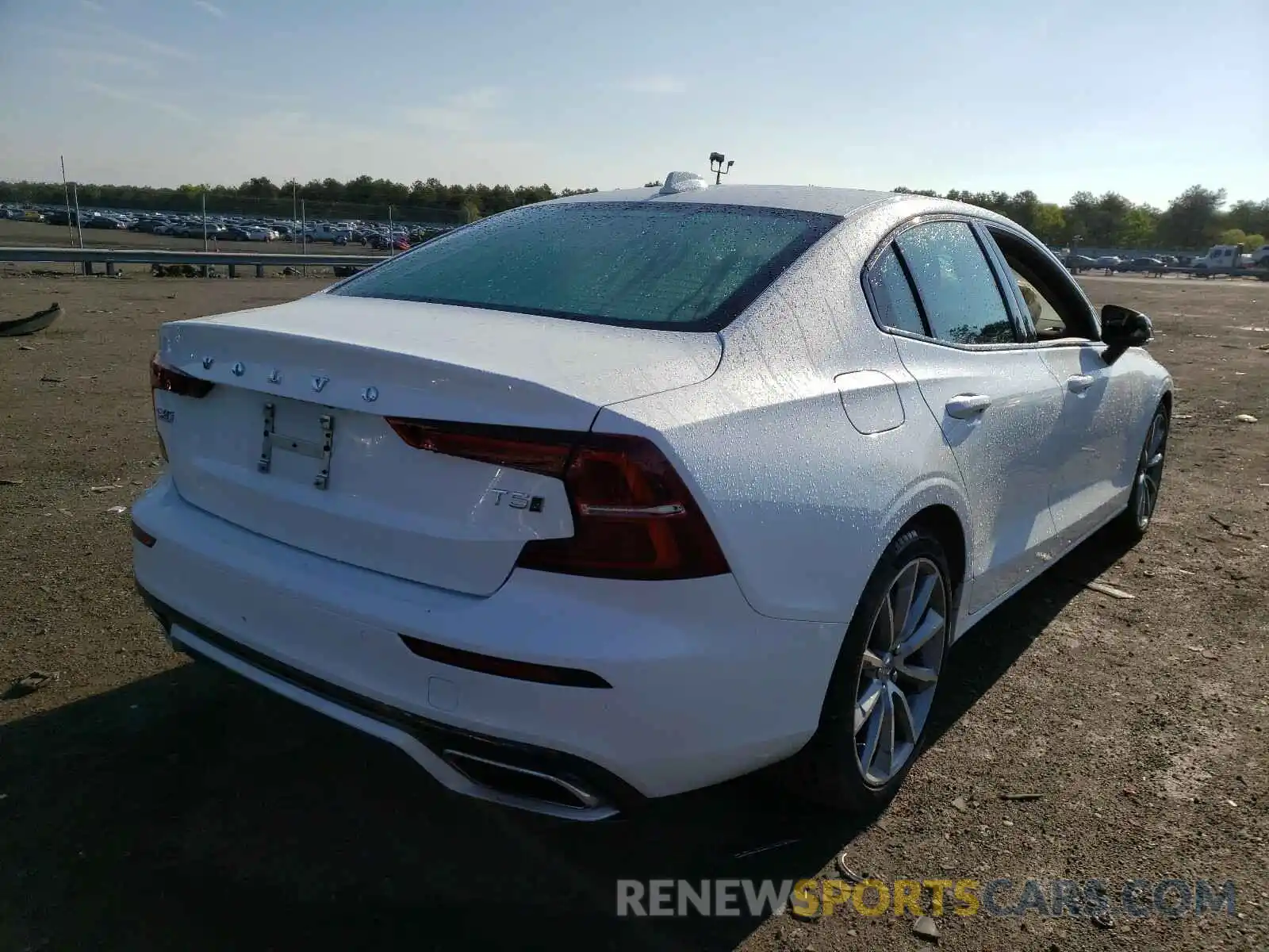 4 Photograph of a damaged car 7JR102TZ4MG108629 VOLVO S60 2021