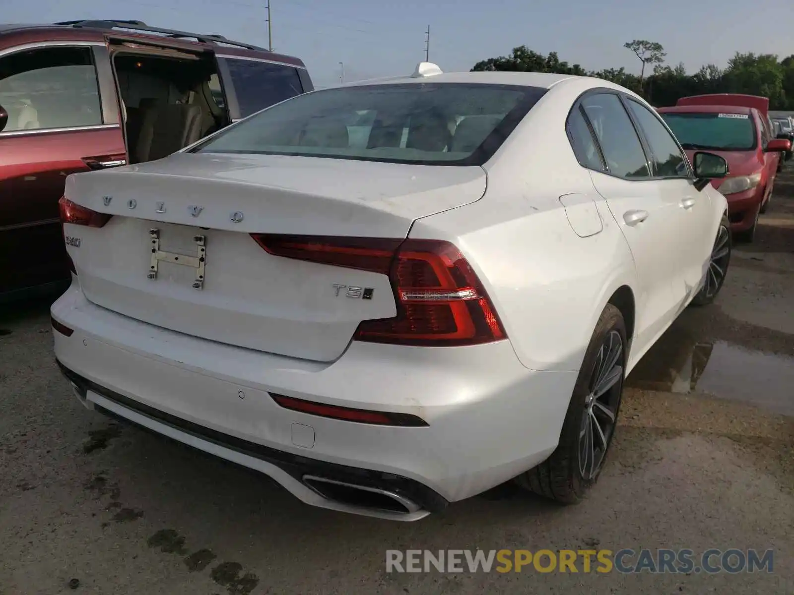 4 Photograph of a damaged car 7JR102TZ5MG108722 VOLVO S60 2021