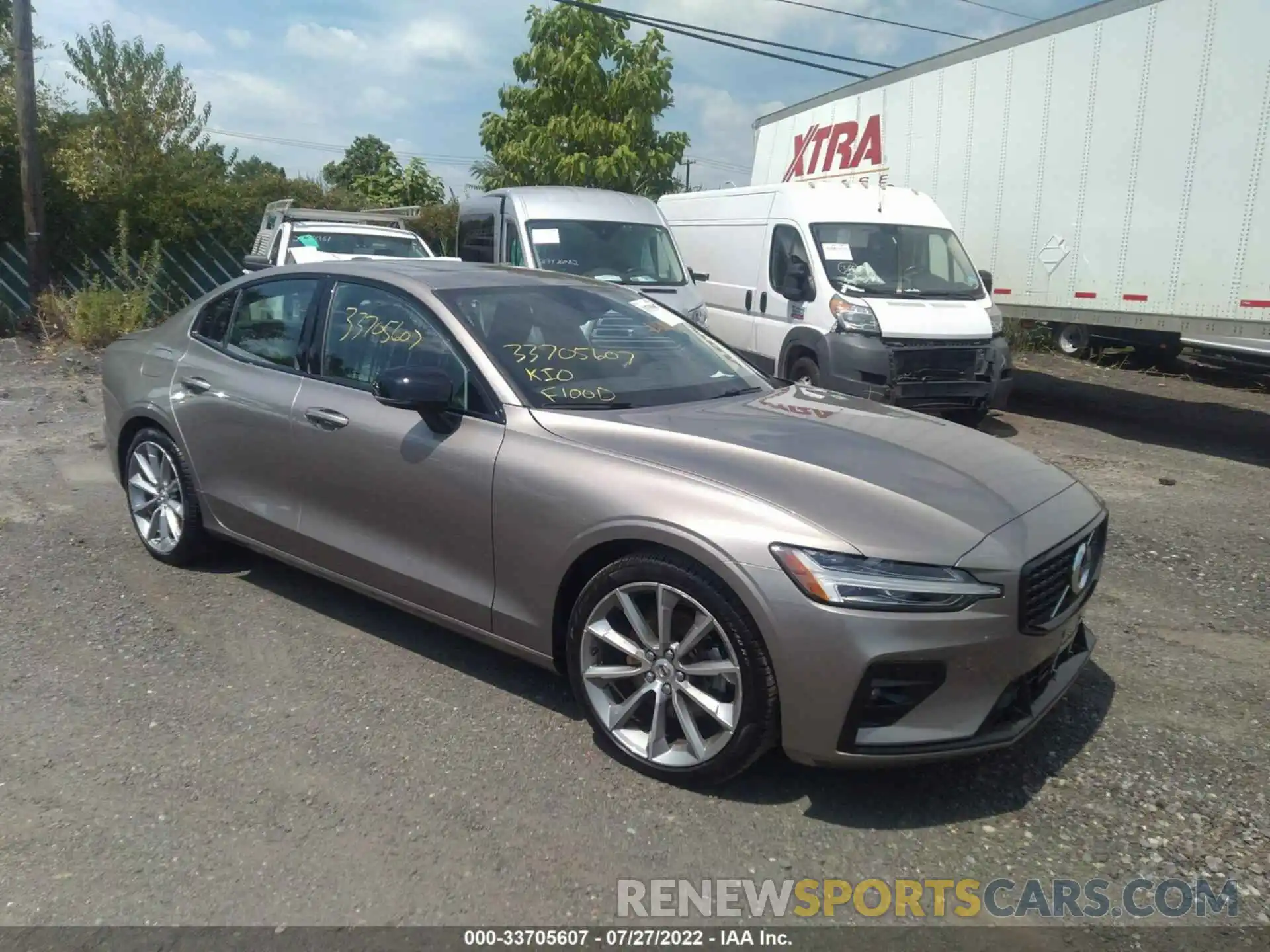 1 Photograph of a damaged car 7JR102TZ9MG118928 VOLVO S60 2021