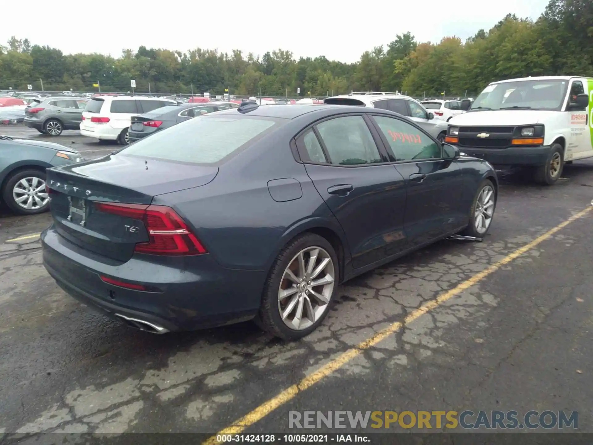 4 Photograph of a damaged car 7JRA22TK1MG102204 VOLVO S60 2021