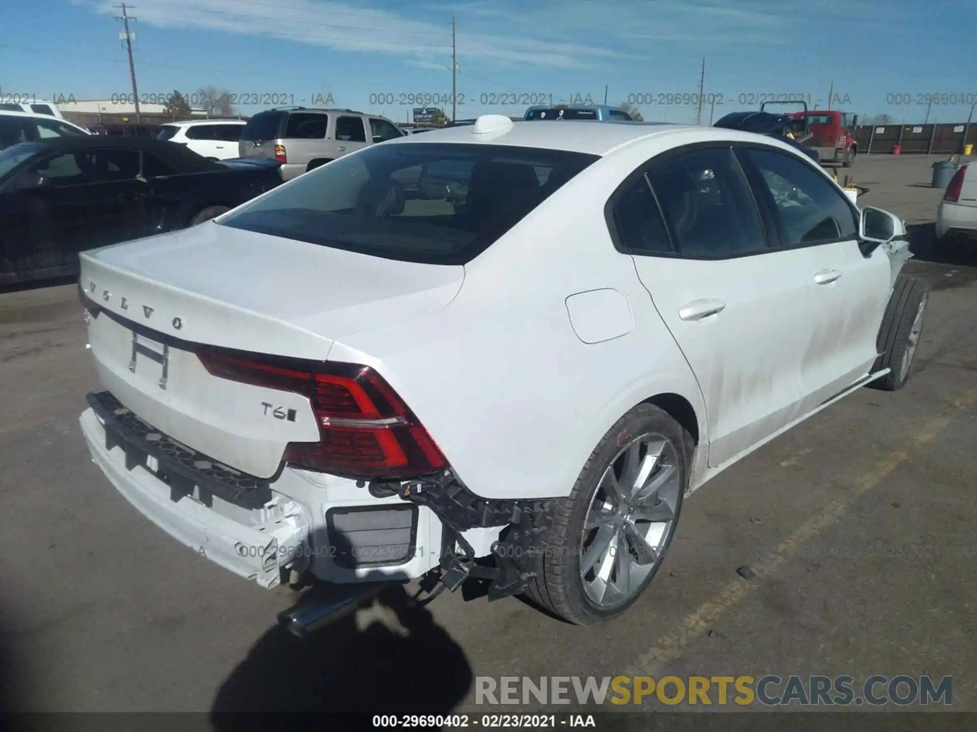 4 Photograph of a damaged car 7JRA22TK7MG080371 VOLVO S60 2021