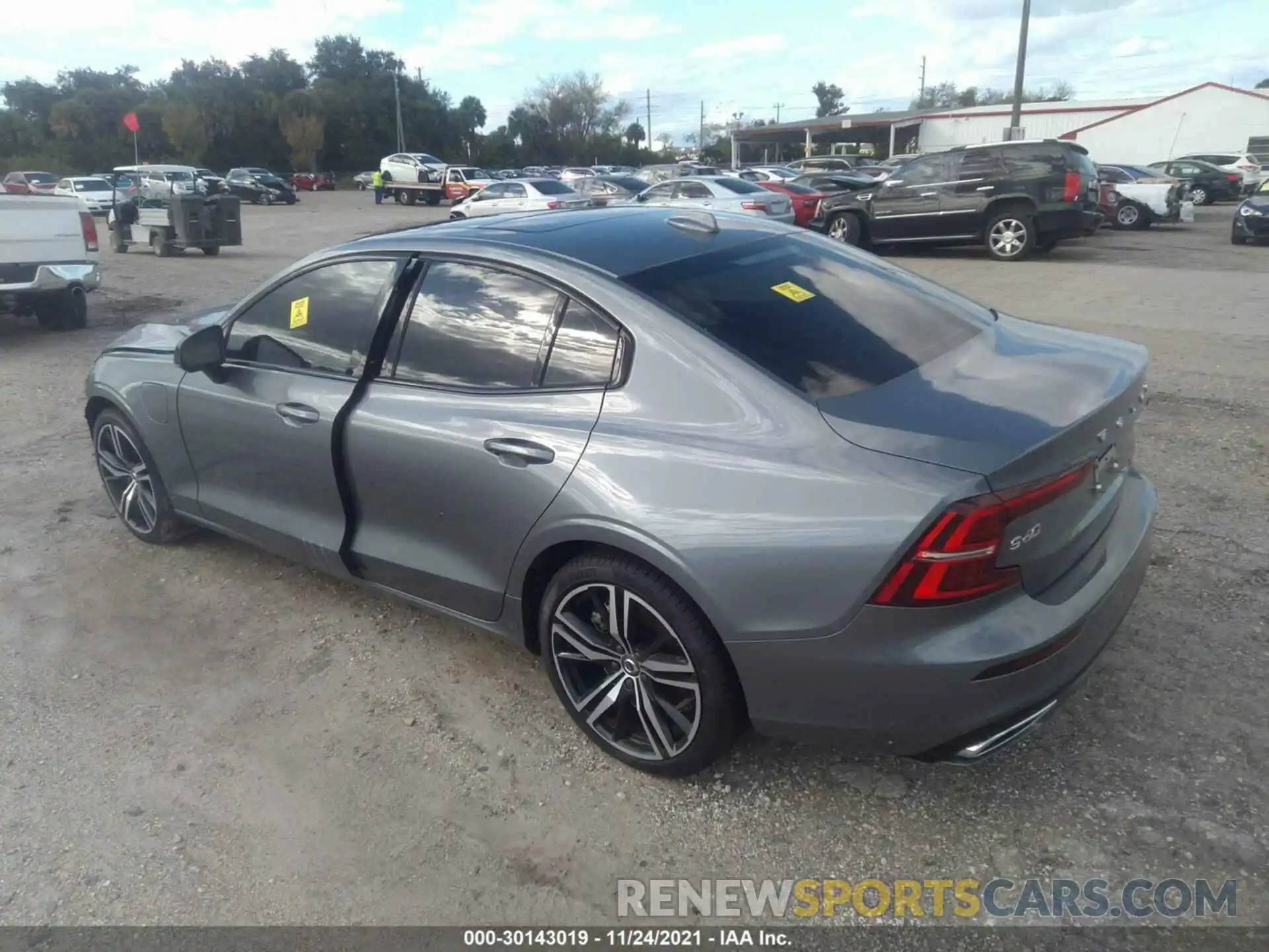 3 Photograph of a damaged car 7JRBR0FMXMG112053 VOLVO S60 2021