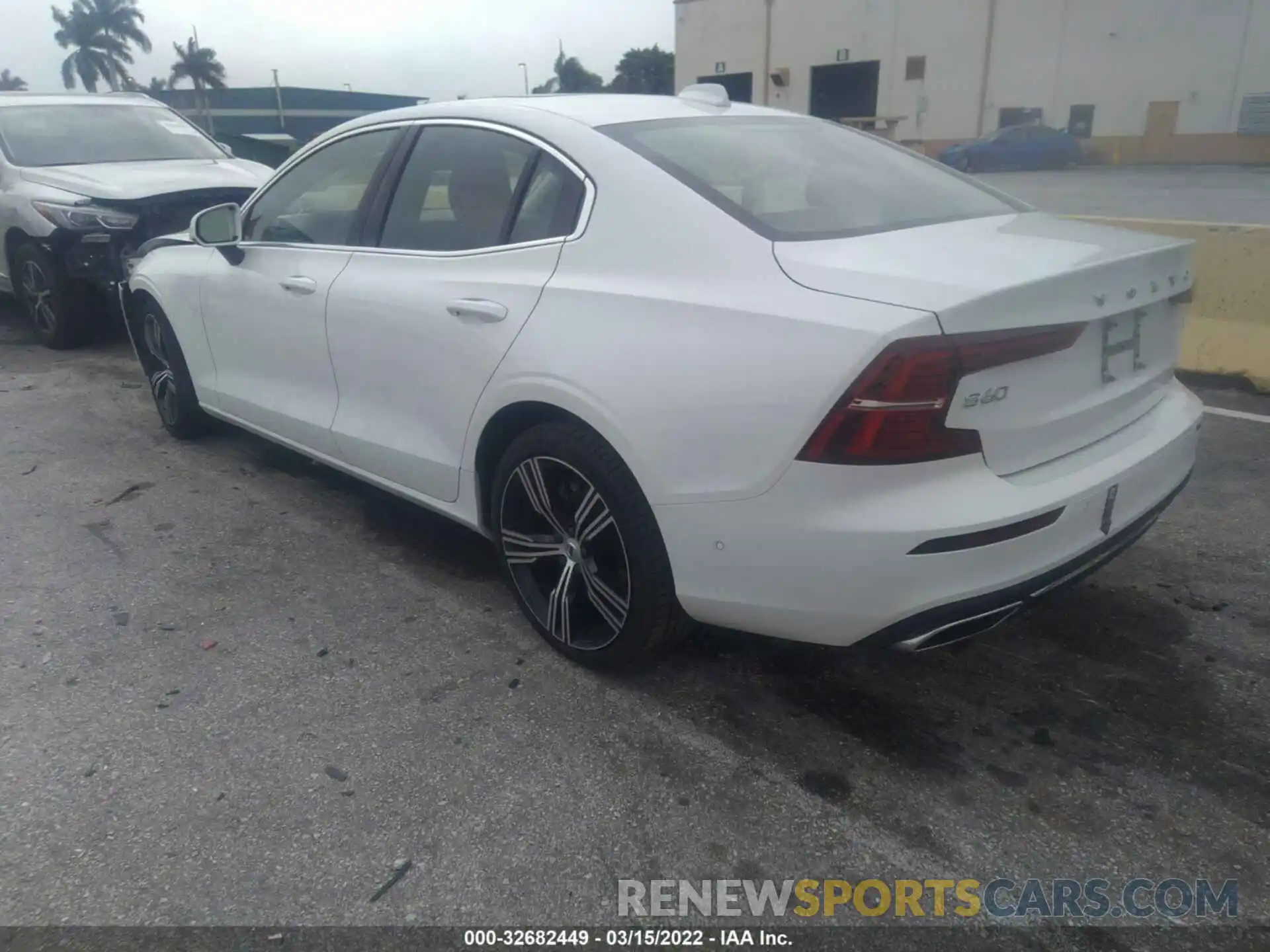 3 Photograph of a damaged car 7JRL12FL5NG174069 VOLVO S60 2022