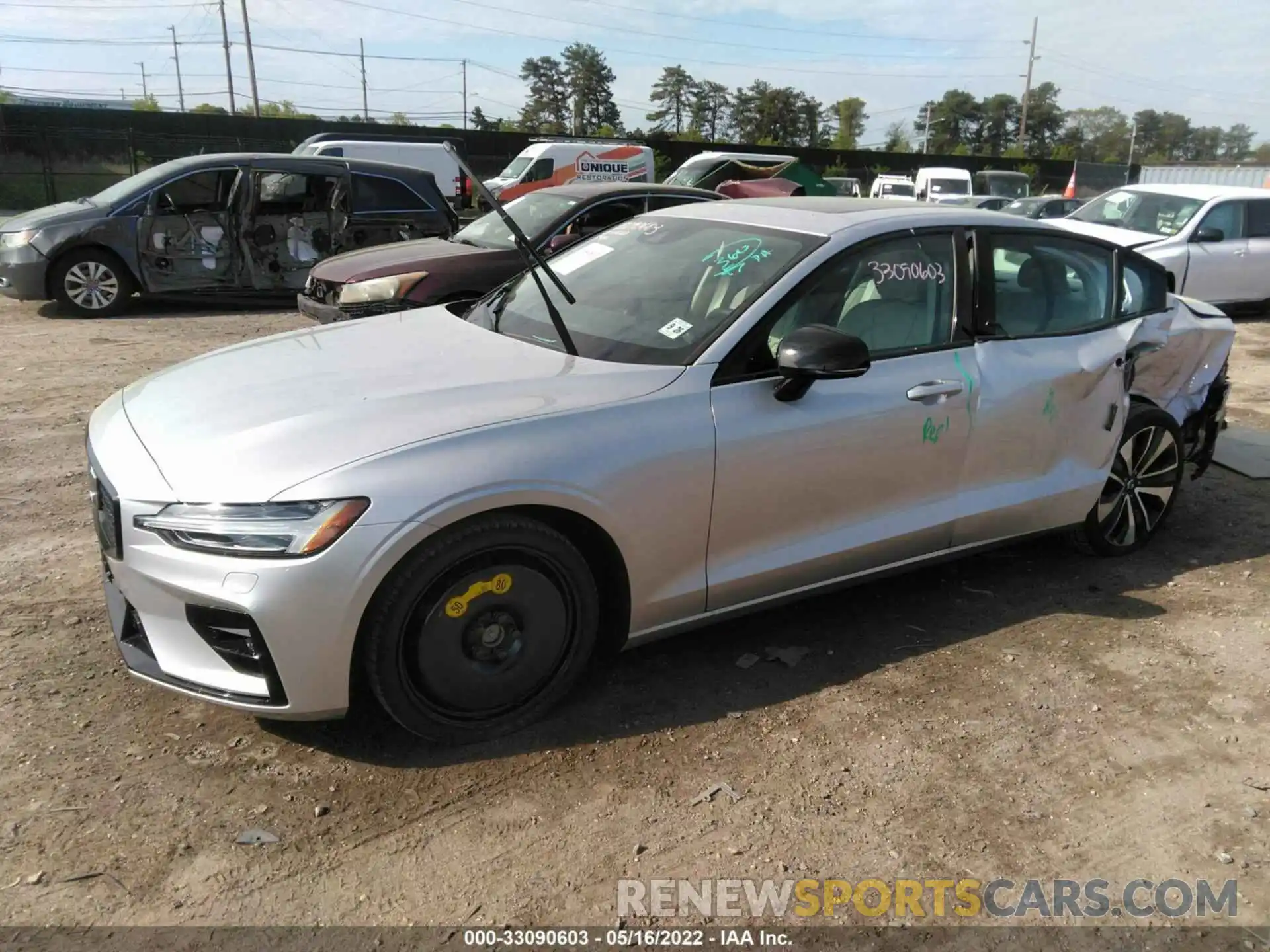 2 Photograph of a damaged car 7JRL12FZ5NG155333 VOLVO S60 2022