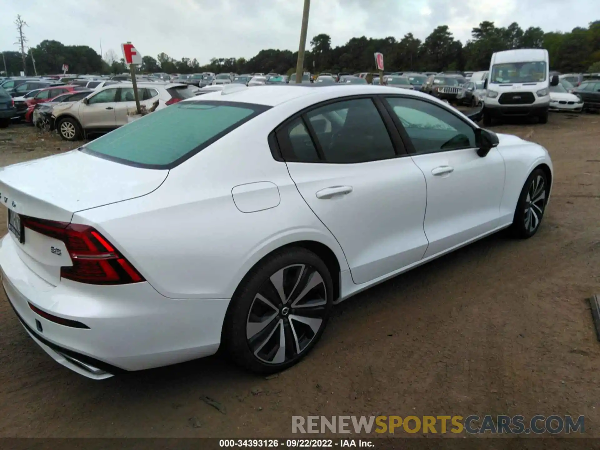 4 Photograph of a damaged car 7JRL12FZ5NG160290 VOLVO S60 2022