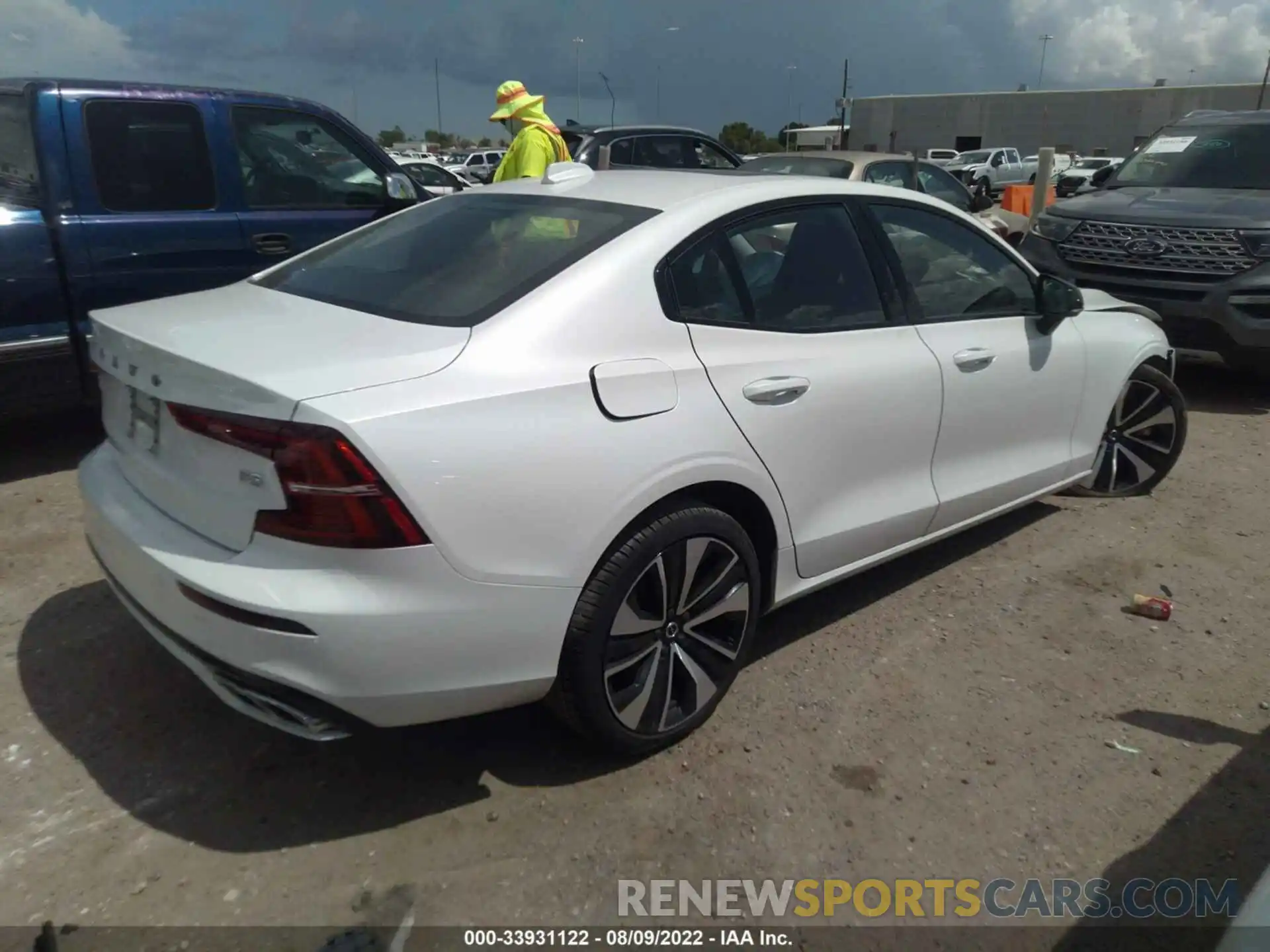 4 Photograph of a damaged car 7JRL12FZ5NG162864 VOLVO S60 2022