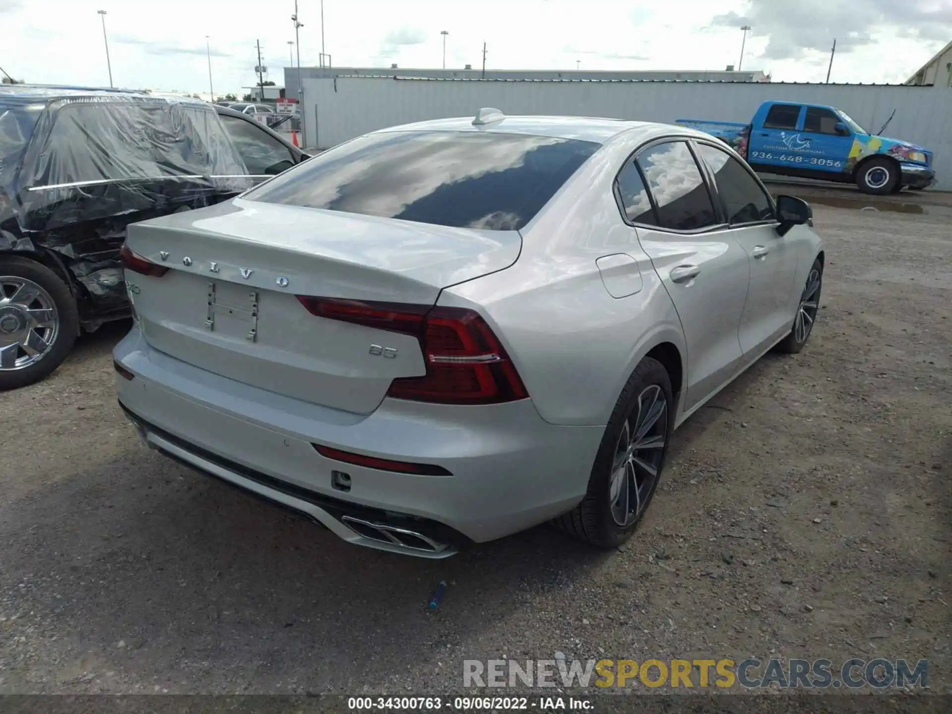 4 Photograph of a damaged car 7JRL12FZXNG154310 VOLVO S60 2022