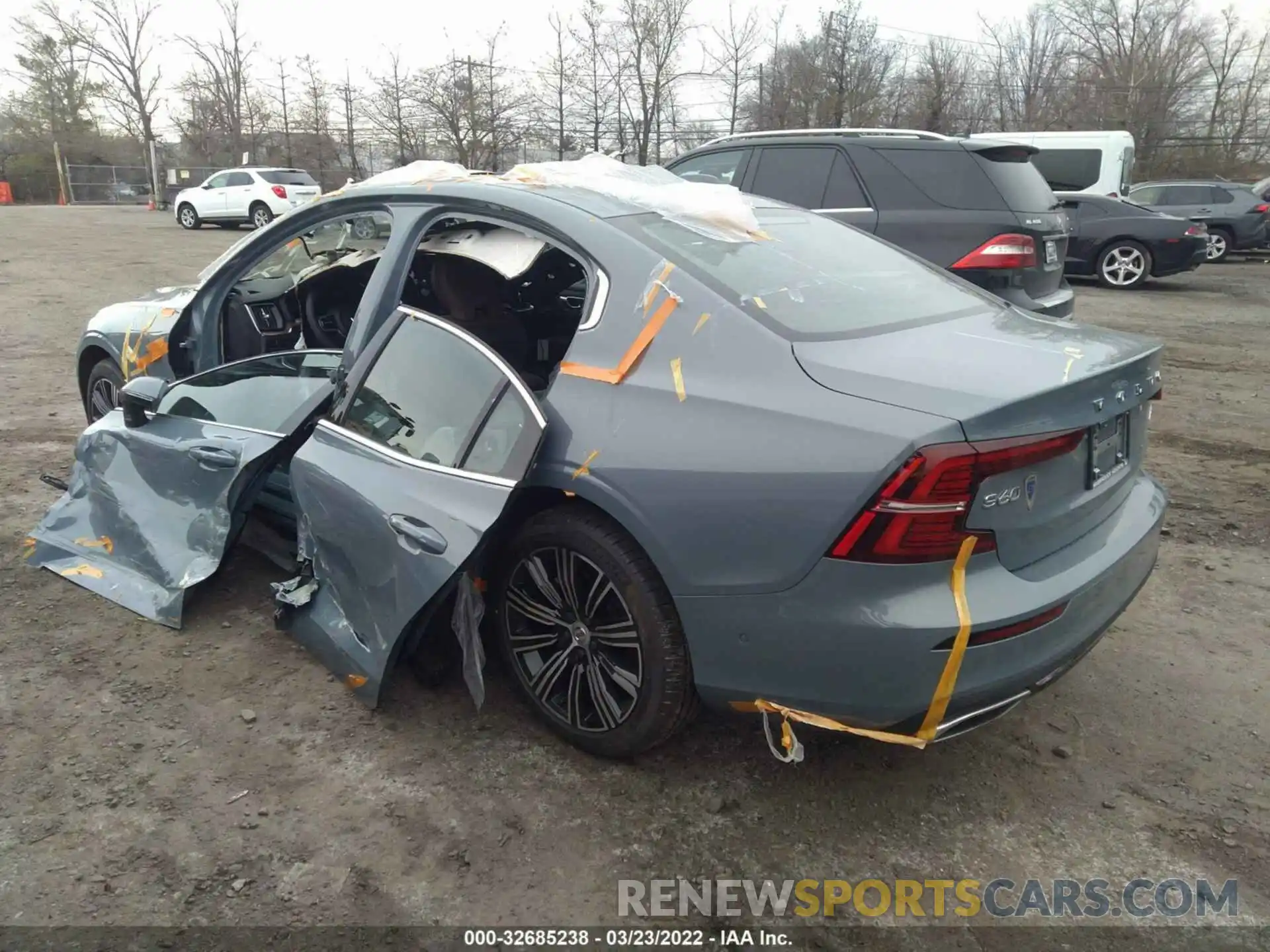 3 Photograph of a damaged car 7JRL12TL2NG165818 VOLVO S60 2022