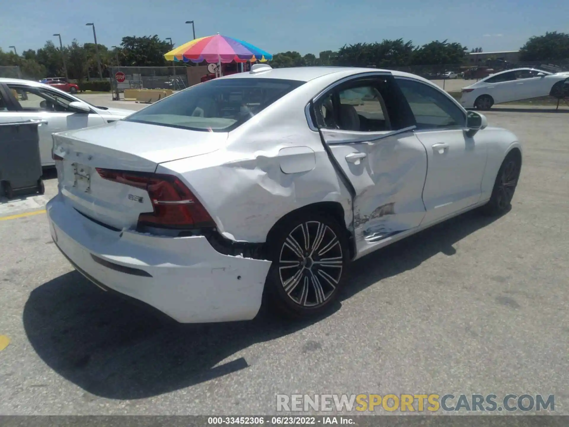 4 Photograph of a damaged car 7JRL12TL3NG177766 VOLVO S60 2022