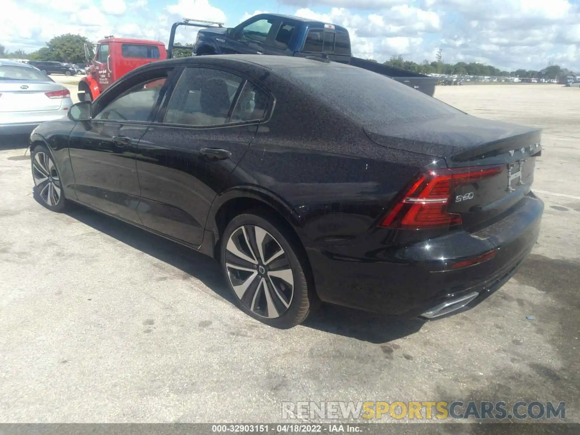 3 Photograph of a damaged car 7JRL12TZ1NG176233 VOLVO S60 2022