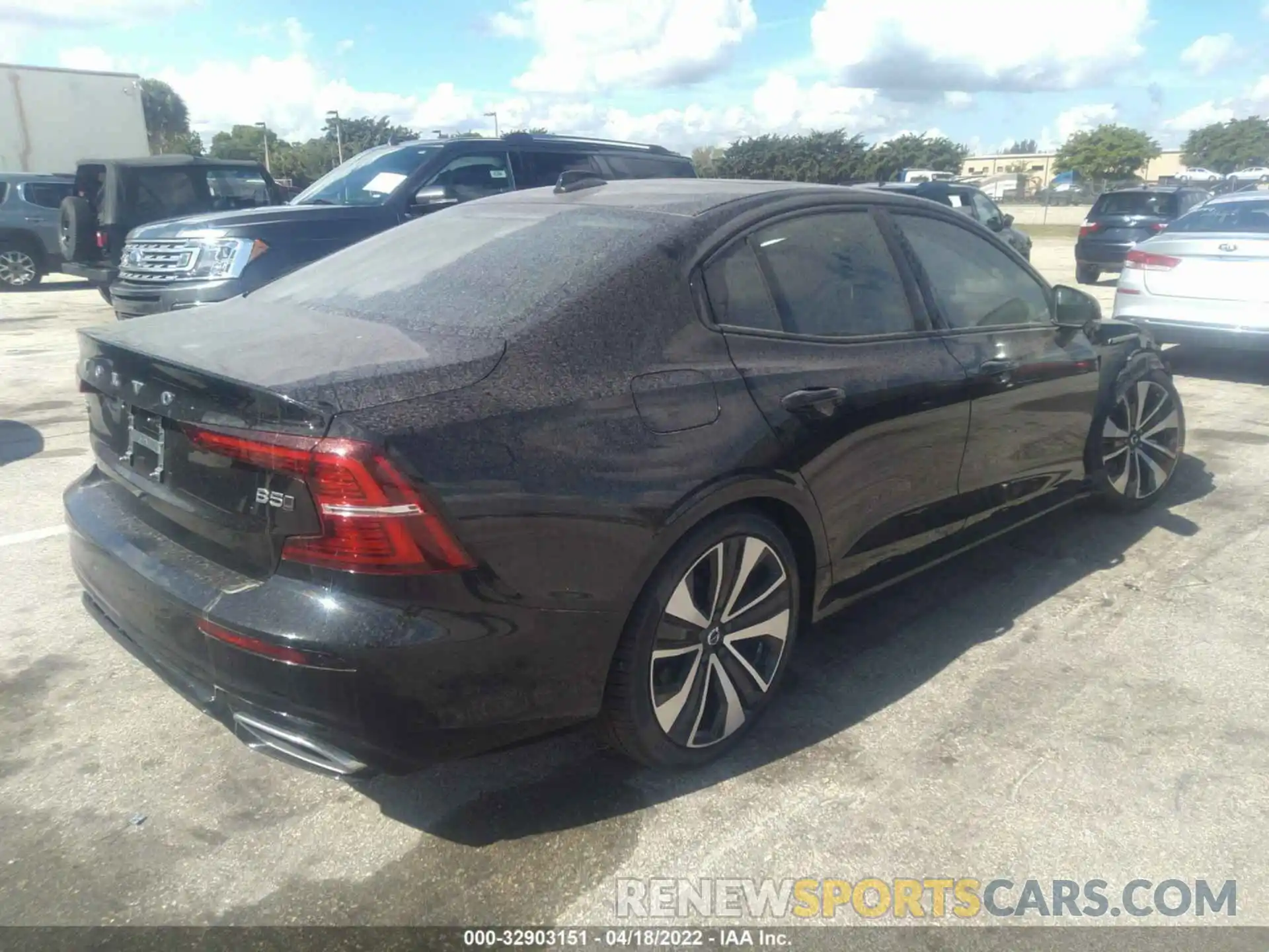 4 Photograph of a damaged car 7JRL12TZ1NG176233 VOLVO S60 2022