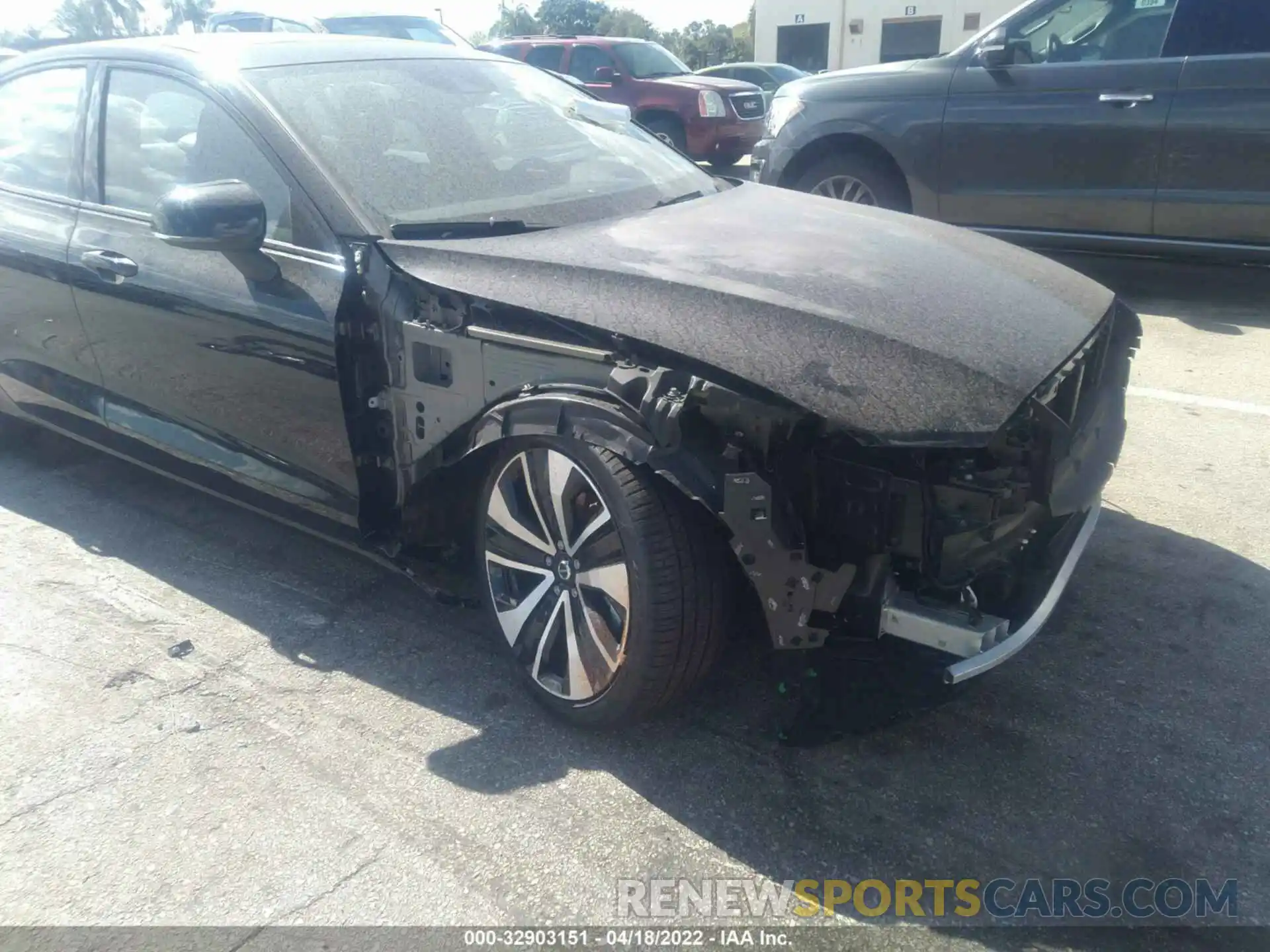 6 Photograph of a damaged car 7JRL12TZ1NG176233 VOLVO S60 2022