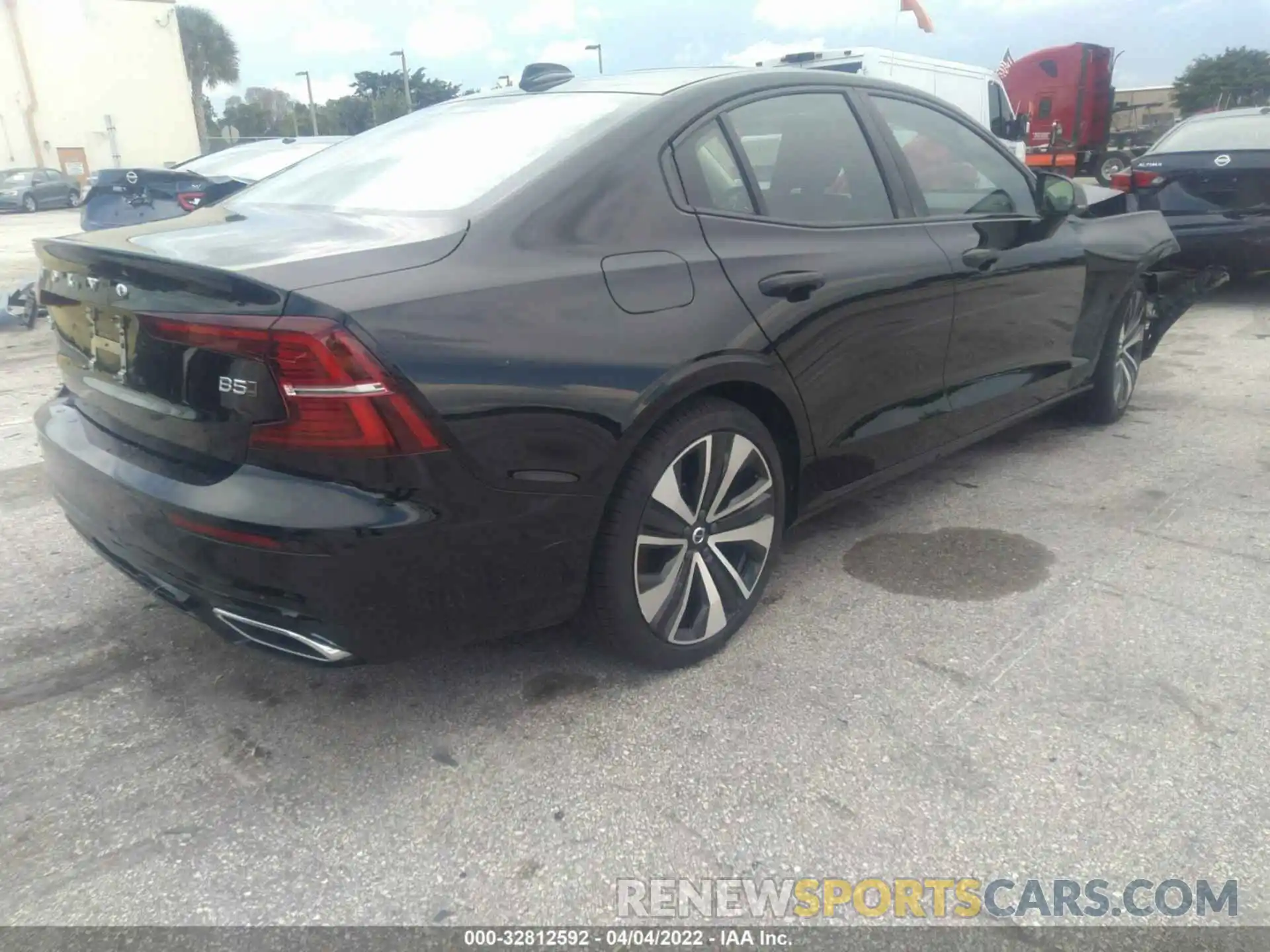 4 Photograph of a damaged car 7JRL12TZ5NG176283 VOLVO S60 2022