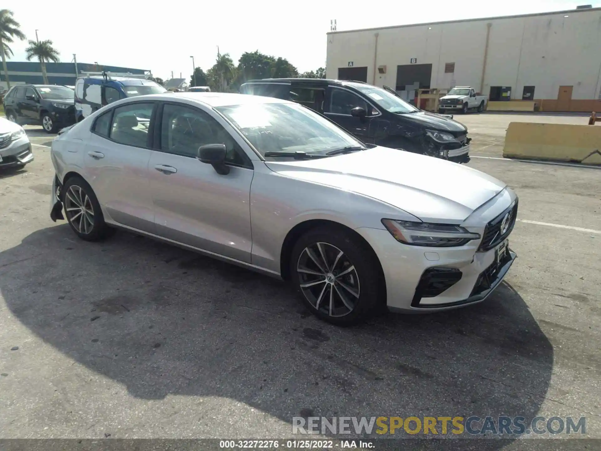 1 Photograph of a damaged car 7JRL12TZ7NG177578 VOLVO S60 2022