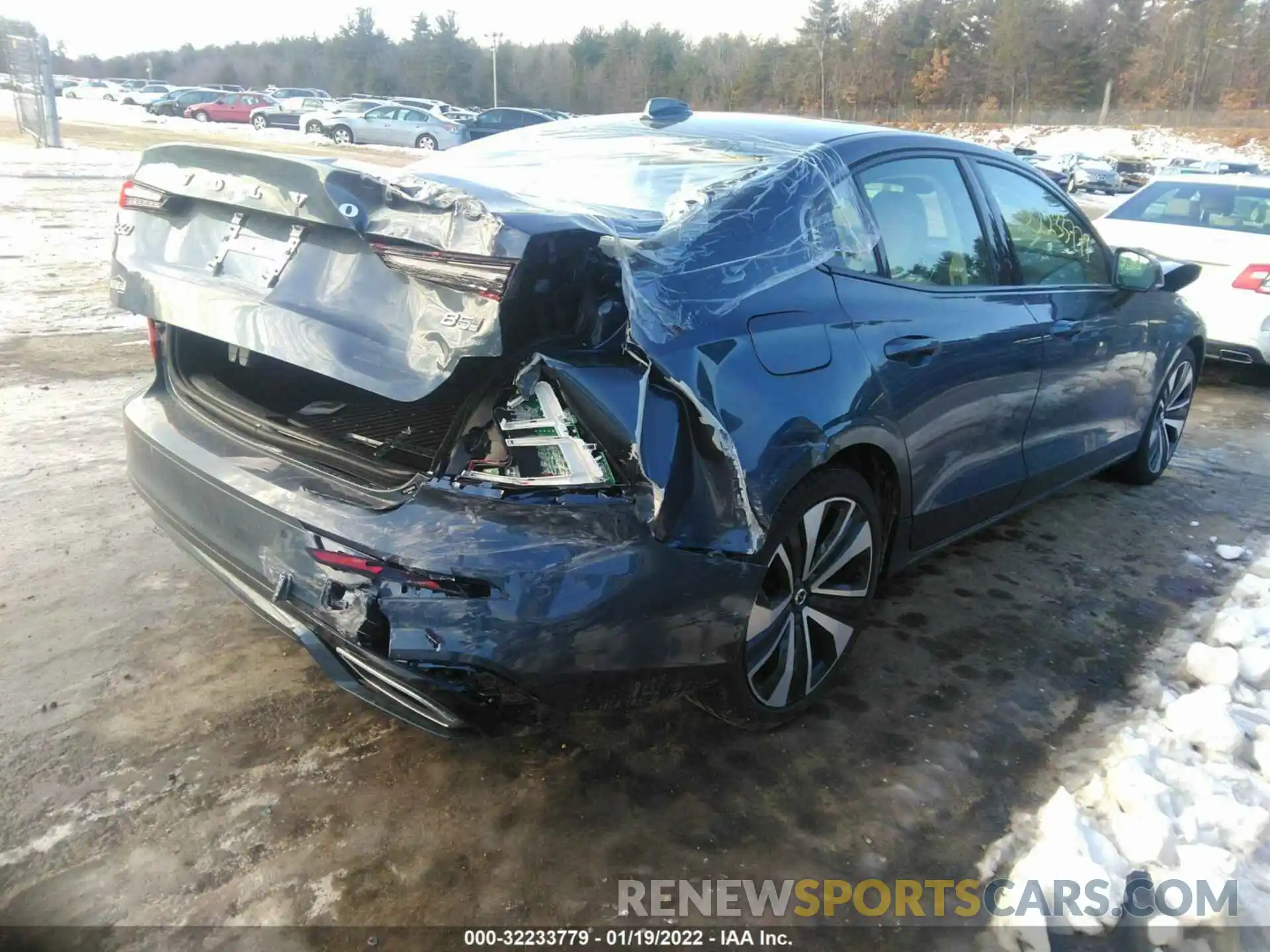 4 Photograph of a damaged car 7JRL12TZXNG161438 VOLVO S60 2022