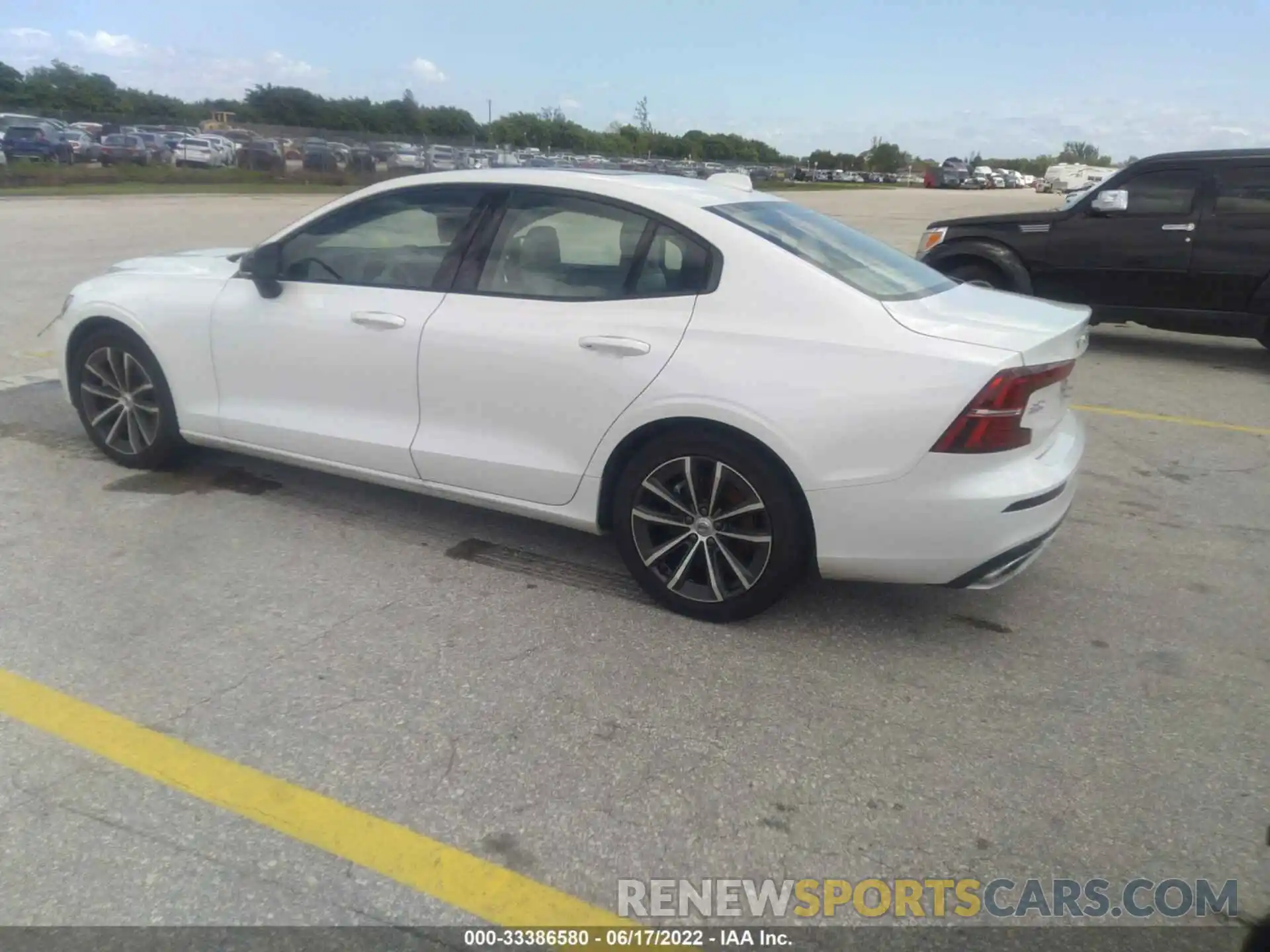 3 Photograph of a damaged car 7JRL12TZXNG177641 VOLVO S60 2022