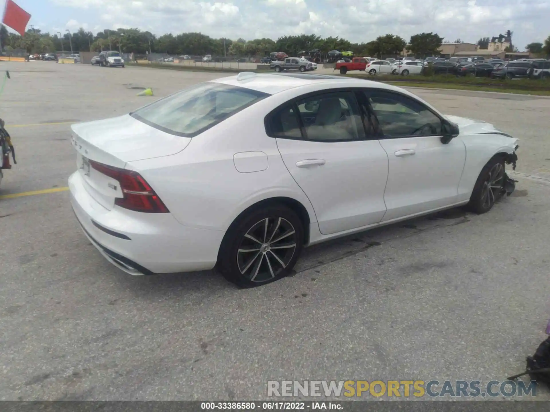 4 Photograph of a damaged car 7JRL12TZXNG177641 VOLVO S60 2022