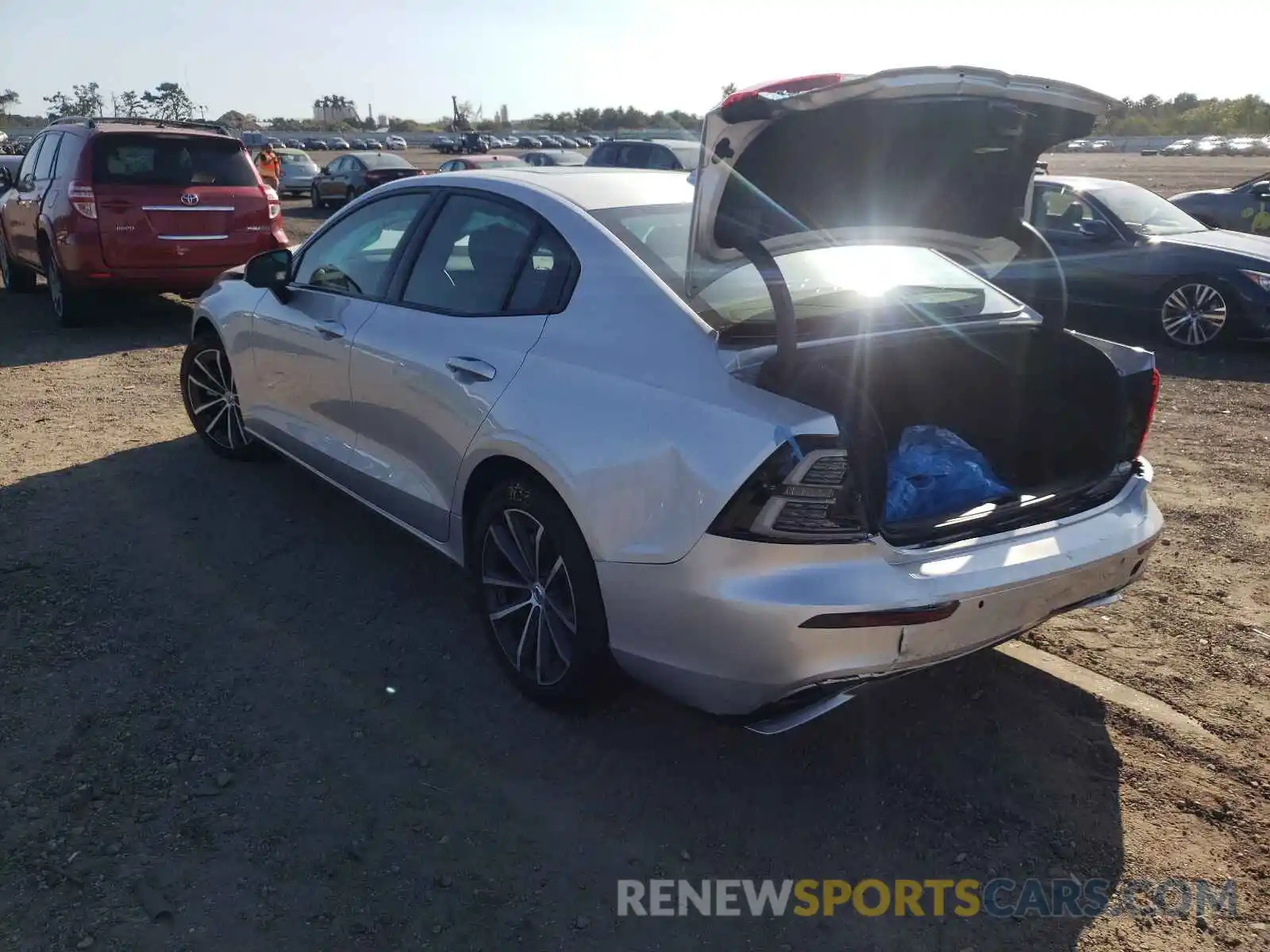 3 Photograph of a damaged car 7JRL12FZ3NG155802 VOLVO S60 B5 MOM 2022