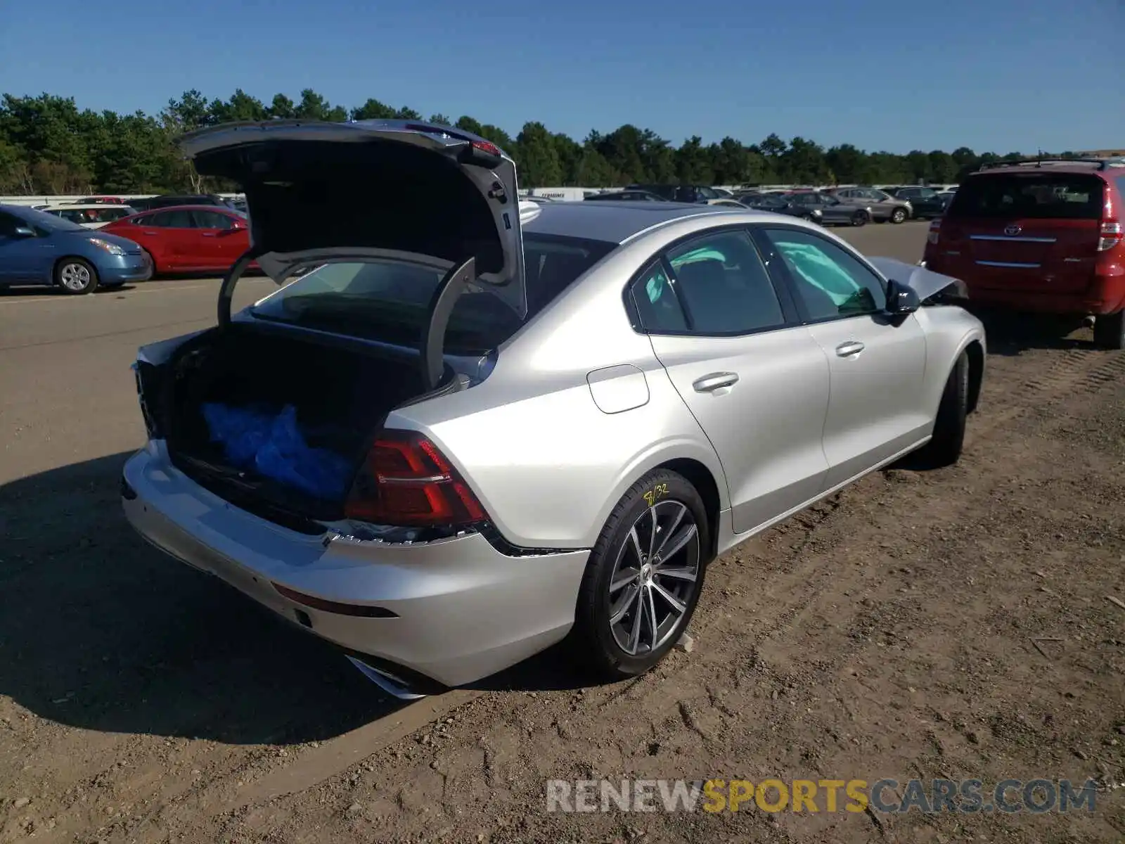 4 Photograph of a damaged car 7JRL12FZ3NG155802 VOLVO S60 B5 MOM 2022