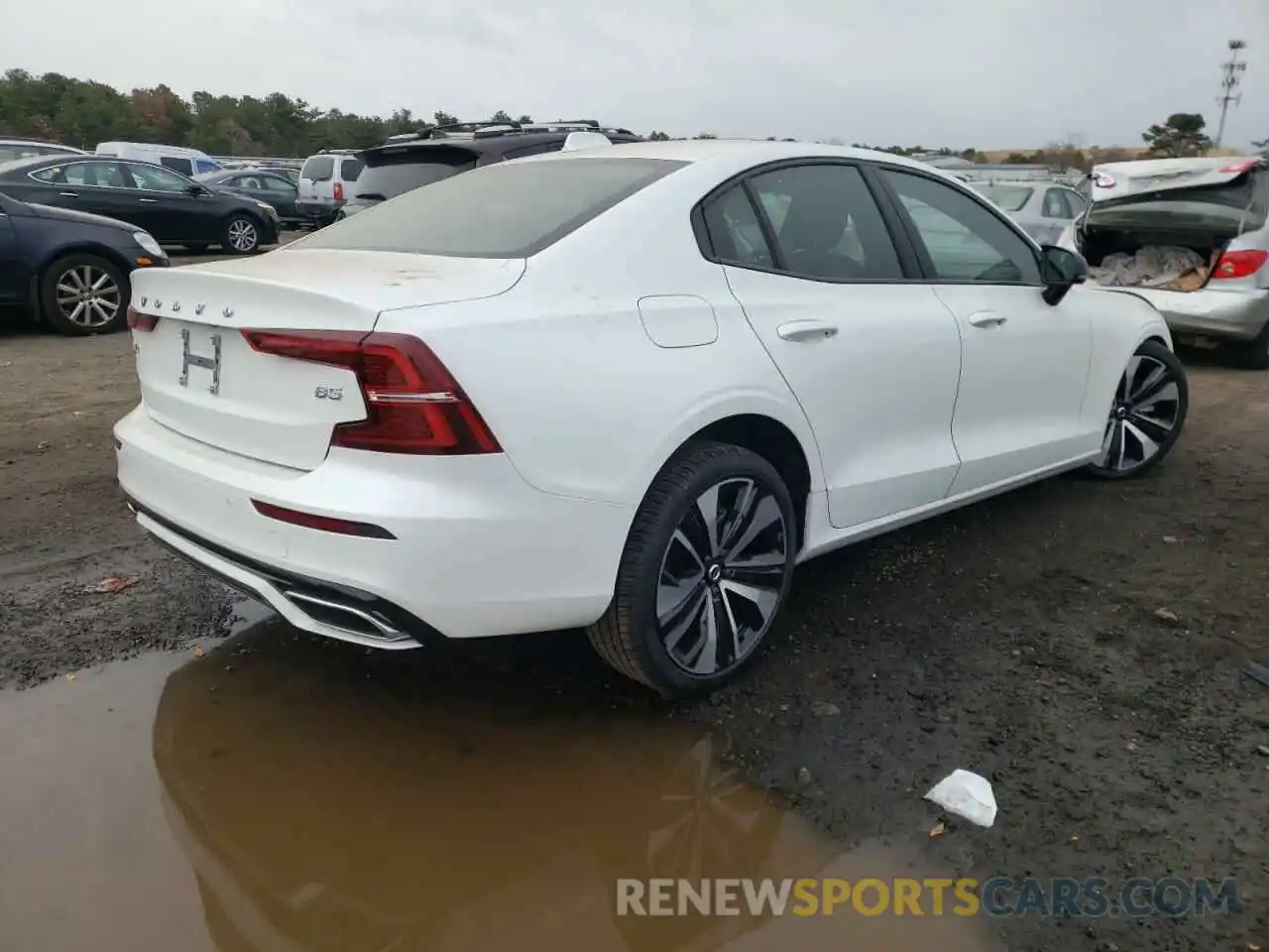 4 Photograph of a damaged car 7JRL12FZ4NG160166 VOLVO S60 B5 MOM 2022