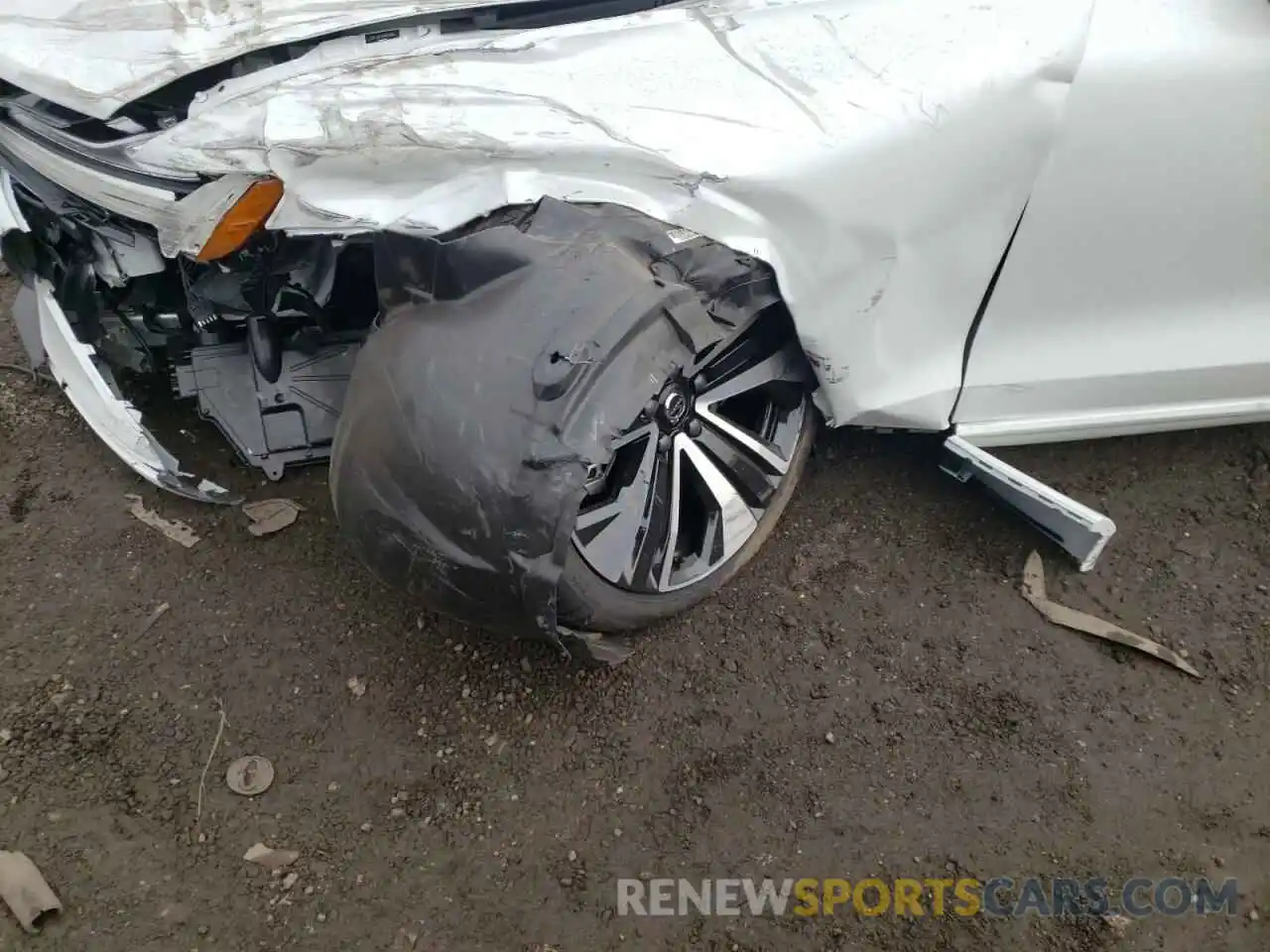 9 Photograph of a damaged car 7JRL12FZ4NG160166 VOLVO S60 B5 MOM 2022