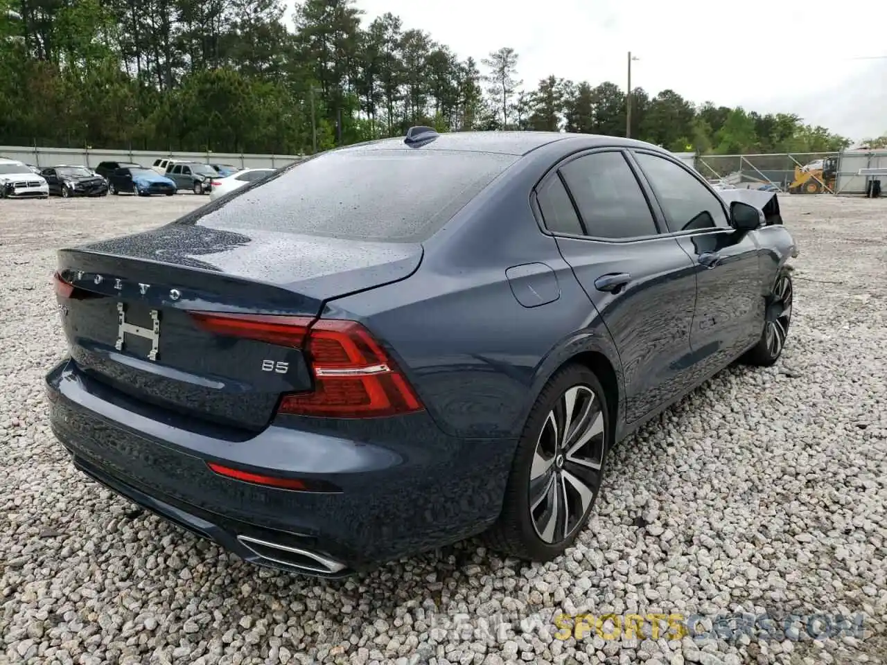 4 Photograph of a damaged car 7JRL12FZ5NG160483 VOLVO S60 B5 MOM 2022