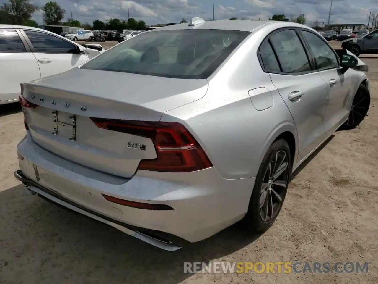 4 Photograph of a damaged car 7JRL12TZ0NG161139 VOLVO S60 B5 MOM 2022