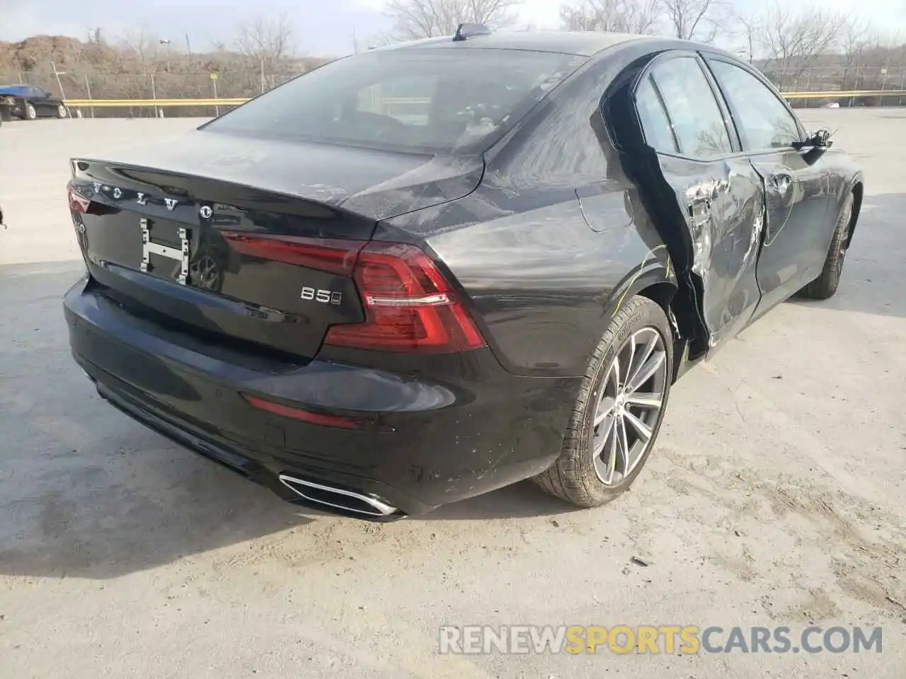 4 Photograph of a damaged car 7JRL12TZ2NG174278 VOLVO S60 B5 MOM 2022