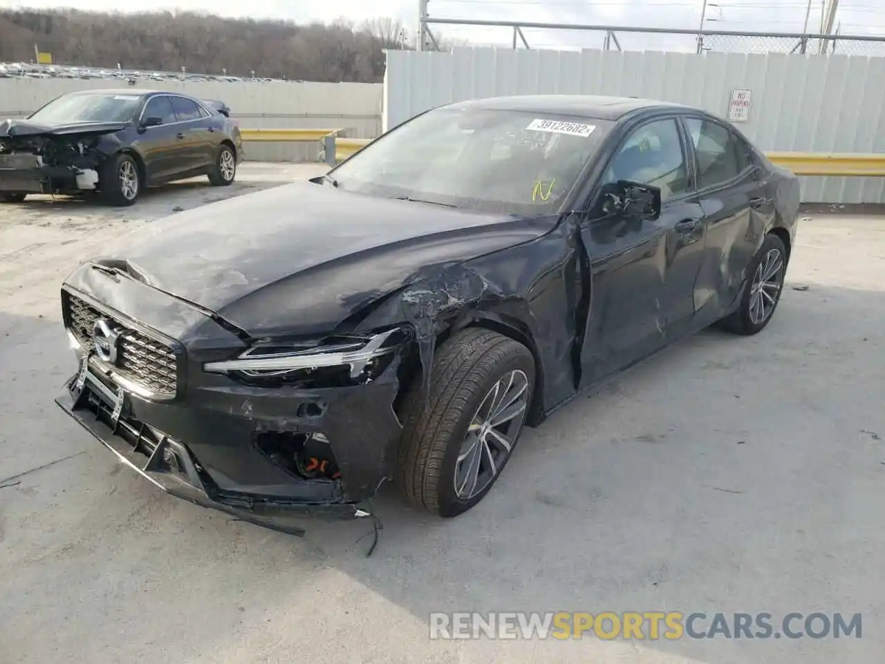 9 Photograph of a damaged car 7JRL12TZ2NG174278 VOLVO S60 B5 MOM 2022