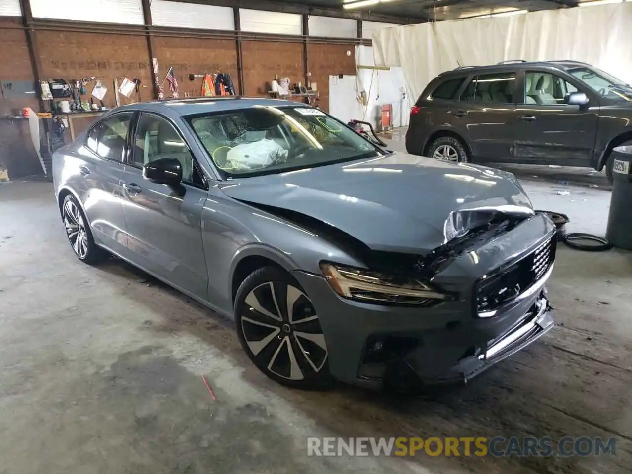 1 Photograph of a damaged car 7JRL12TZ3NG158140 VOLVO S60 B5 MOM 2022