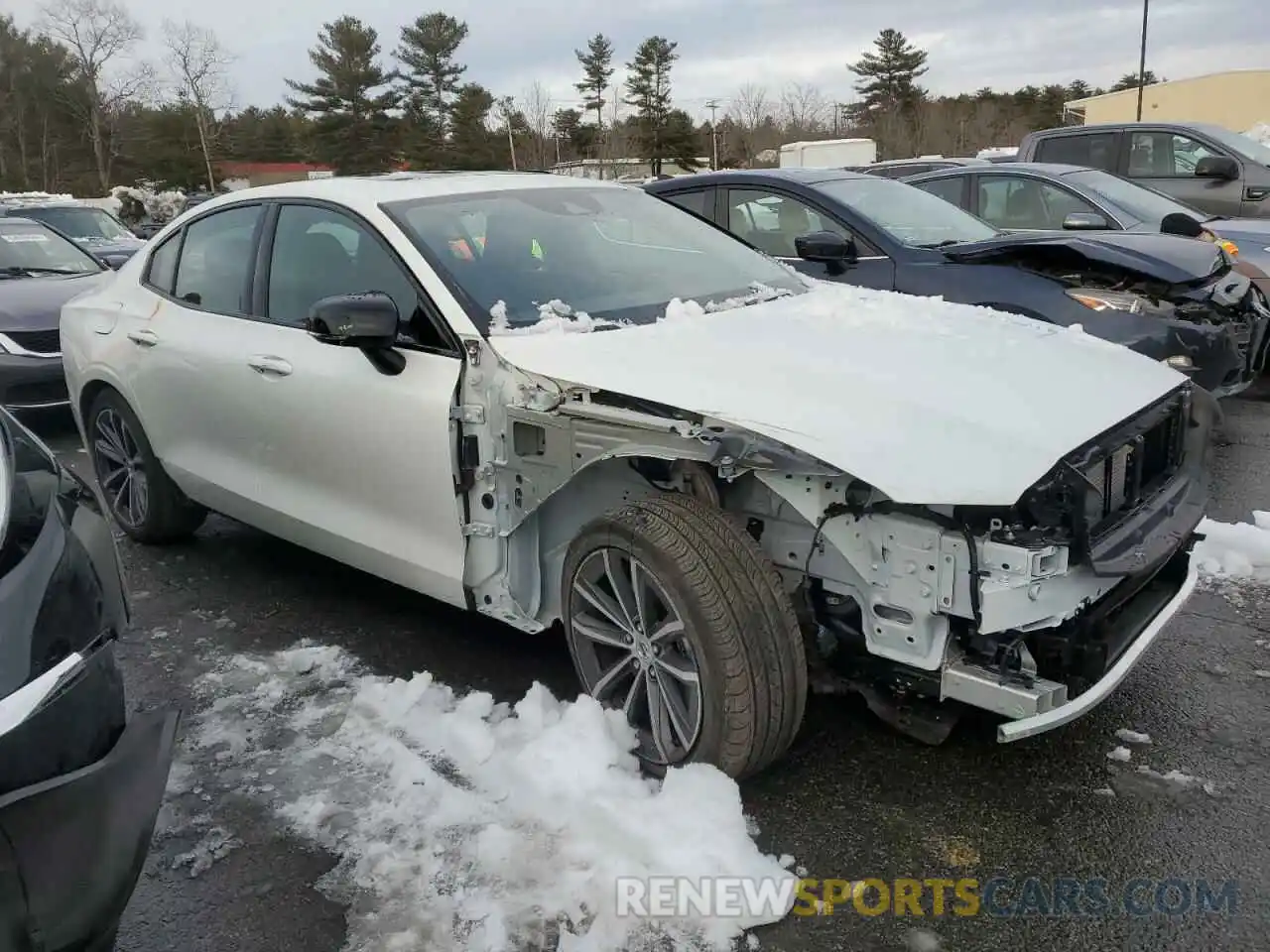 4 Photograph of a damaged car 7JRL12TZ6NG174137 VOLVO S60 B5 MOM 2022