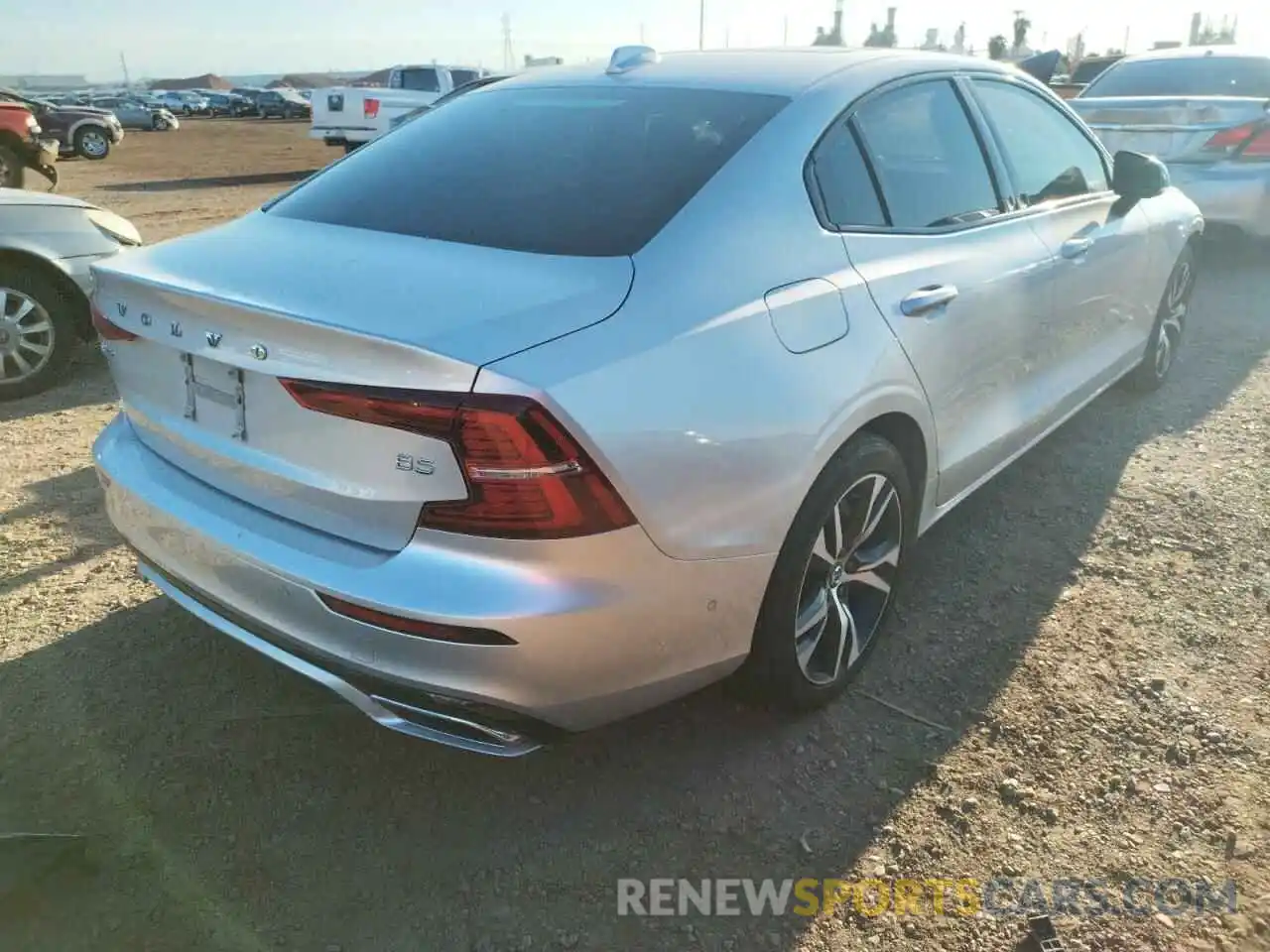 4 Photograph of a damaged car 7JRL12FM0NG172366 VOLVO S60 B5 R-D 2022