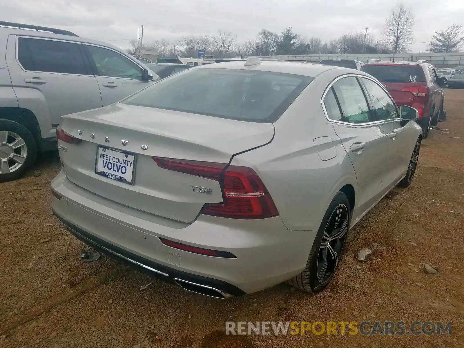 4 Photograph of a damaged car 7JR102FL6KG006592 VOLVO S60 T5 INS 2019