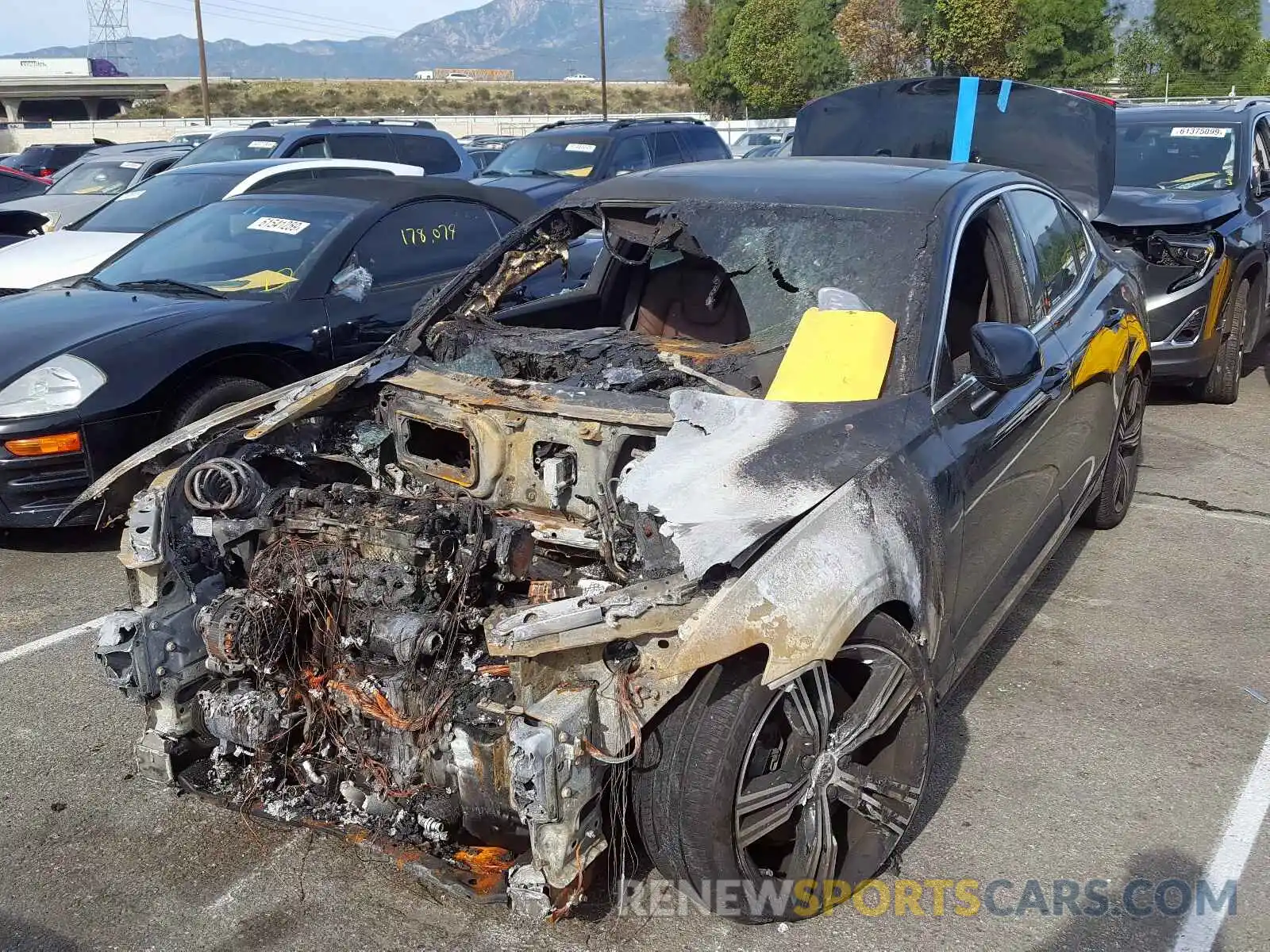 2 Photograph of a damaged car 7JR102FL9KG004139 VOLVO S60 T5 INS 2019