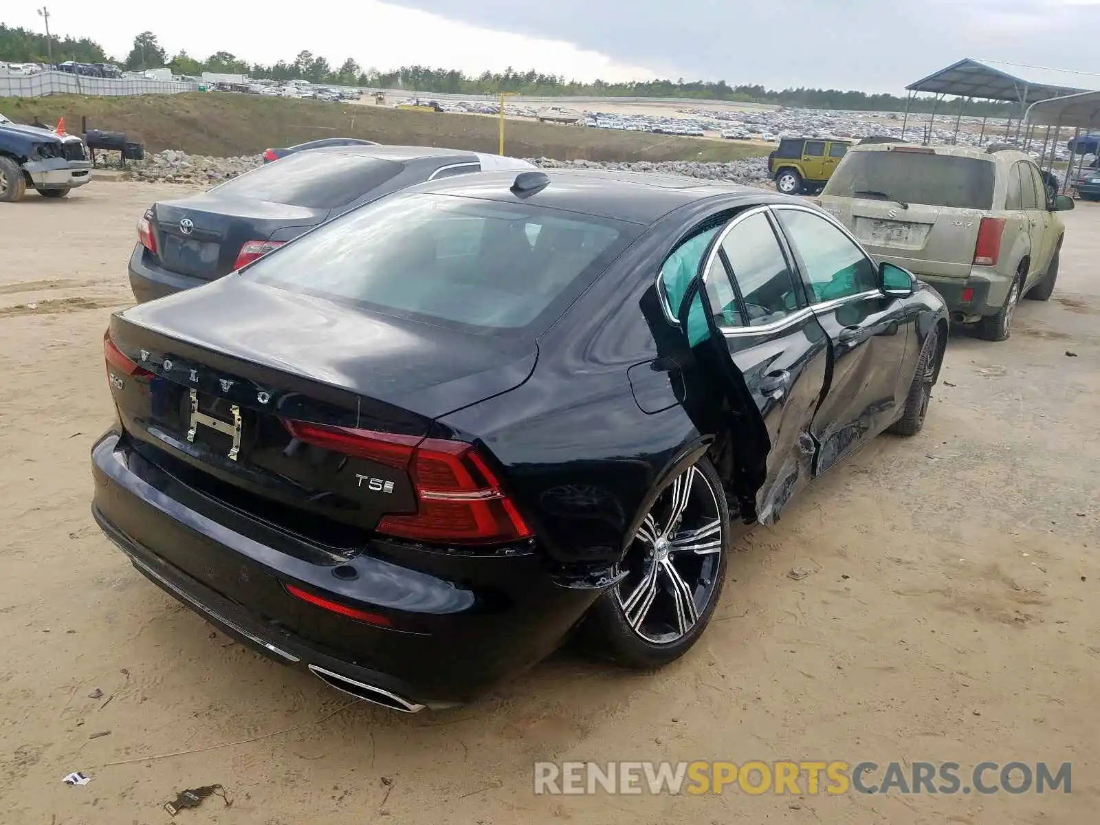 4 Photograph of a damaged car 7JR102FLXKG003095 VOLVO S60 T5 INS 2019