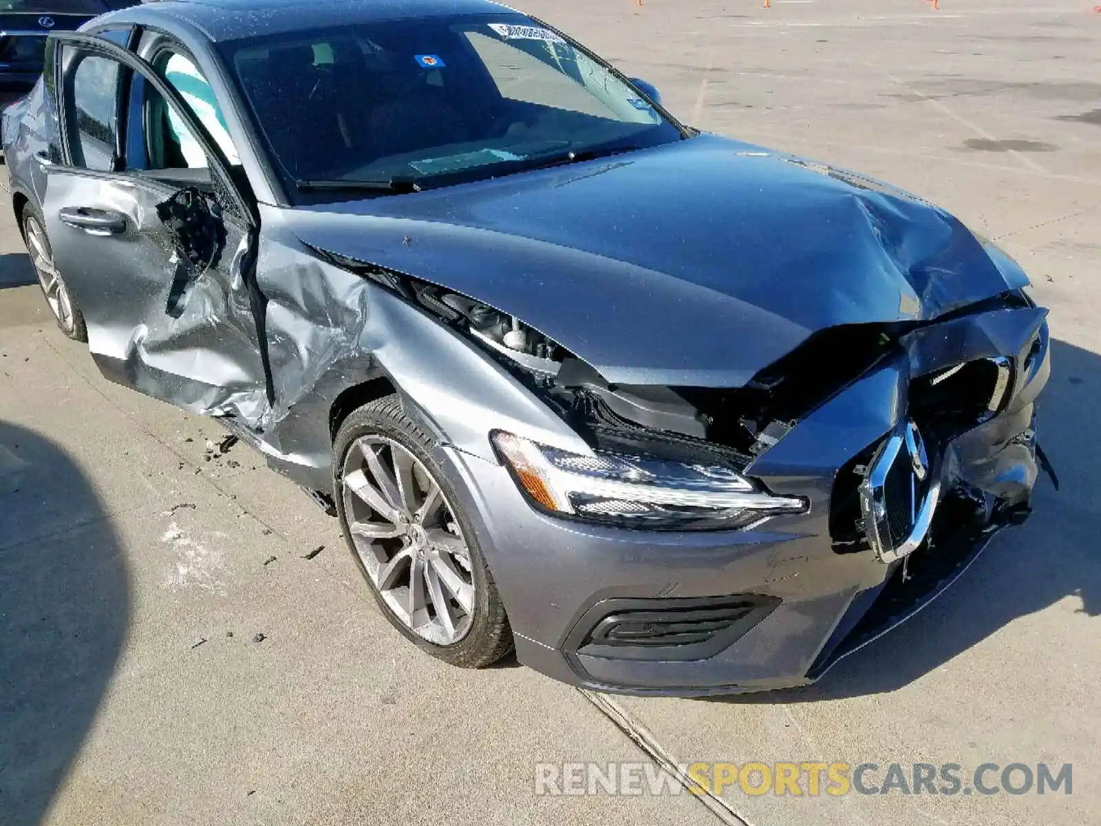 9 Photograph of a damaged car 7JR102FK1KG009987 VOLVO S60 T5 MOM 2019