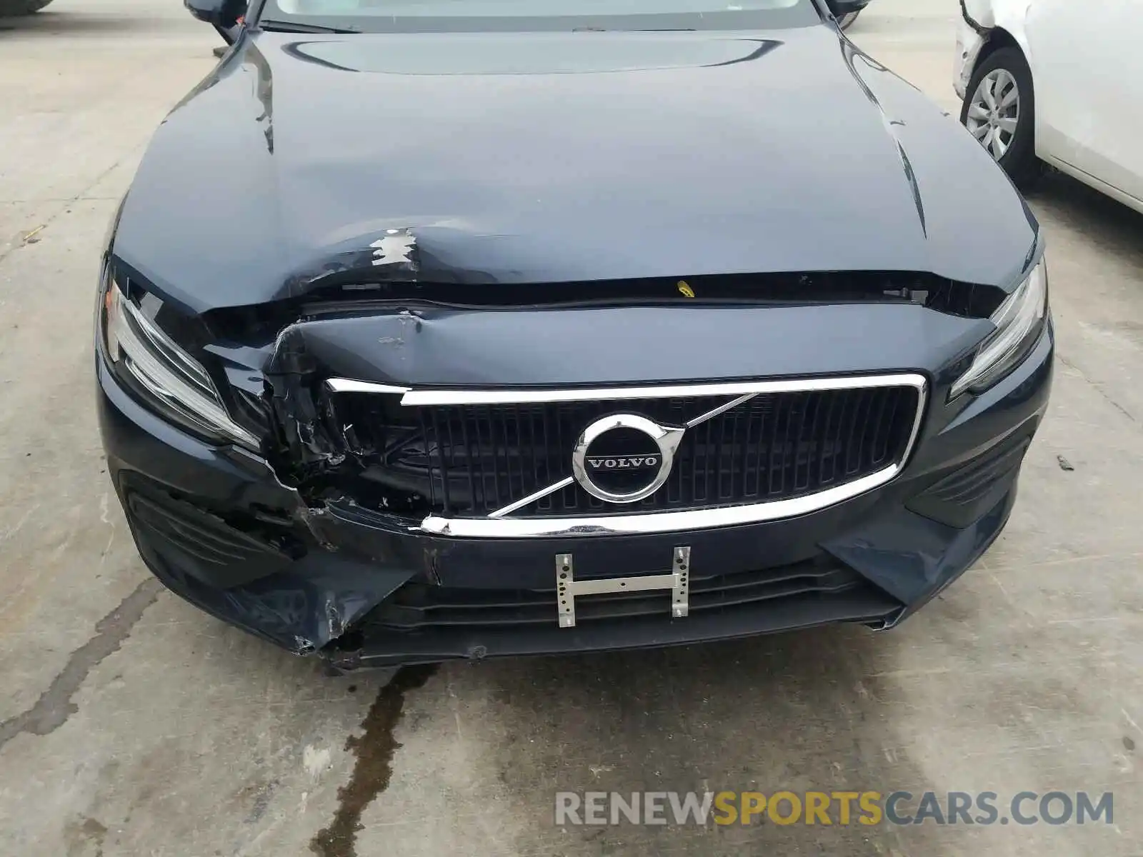 9 Photograph of a damaged car 7JR102FK2KG009528 VOLVO S60 T5 MOM 2019