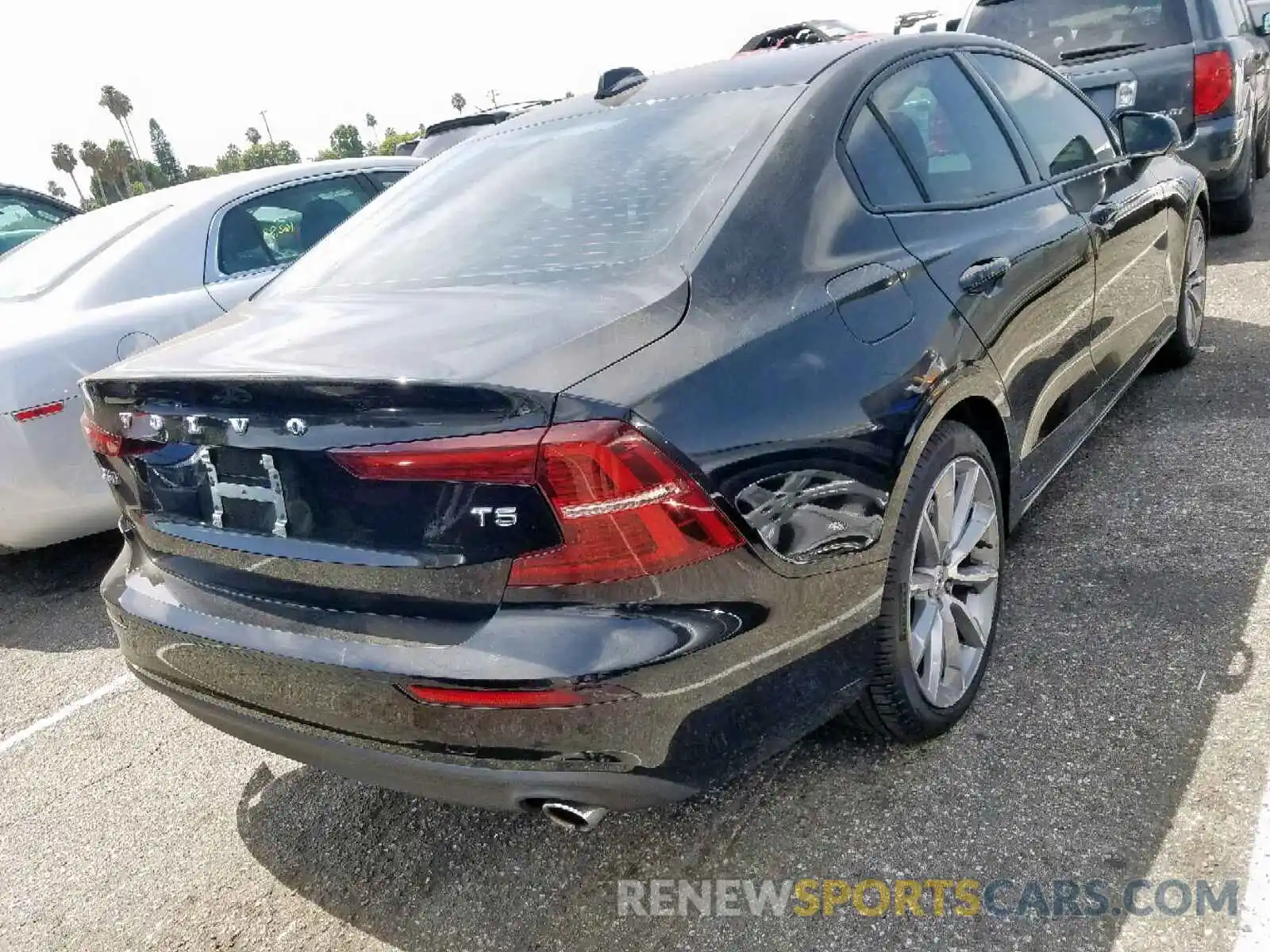 4 Photograph of a damaged car 7JR102FK3KG005620 VOLVO S60 T5 MOM 2019