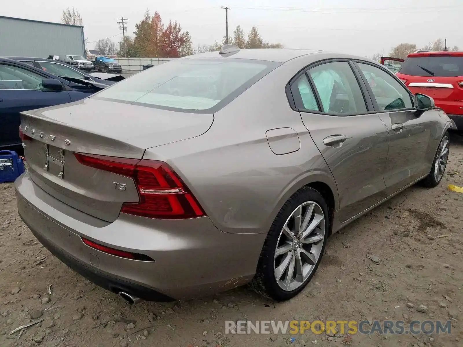 4 Фотография поврежденного автомобиля 7JR102FKXKG010300 VOLVO S60 T5 MOM 2019