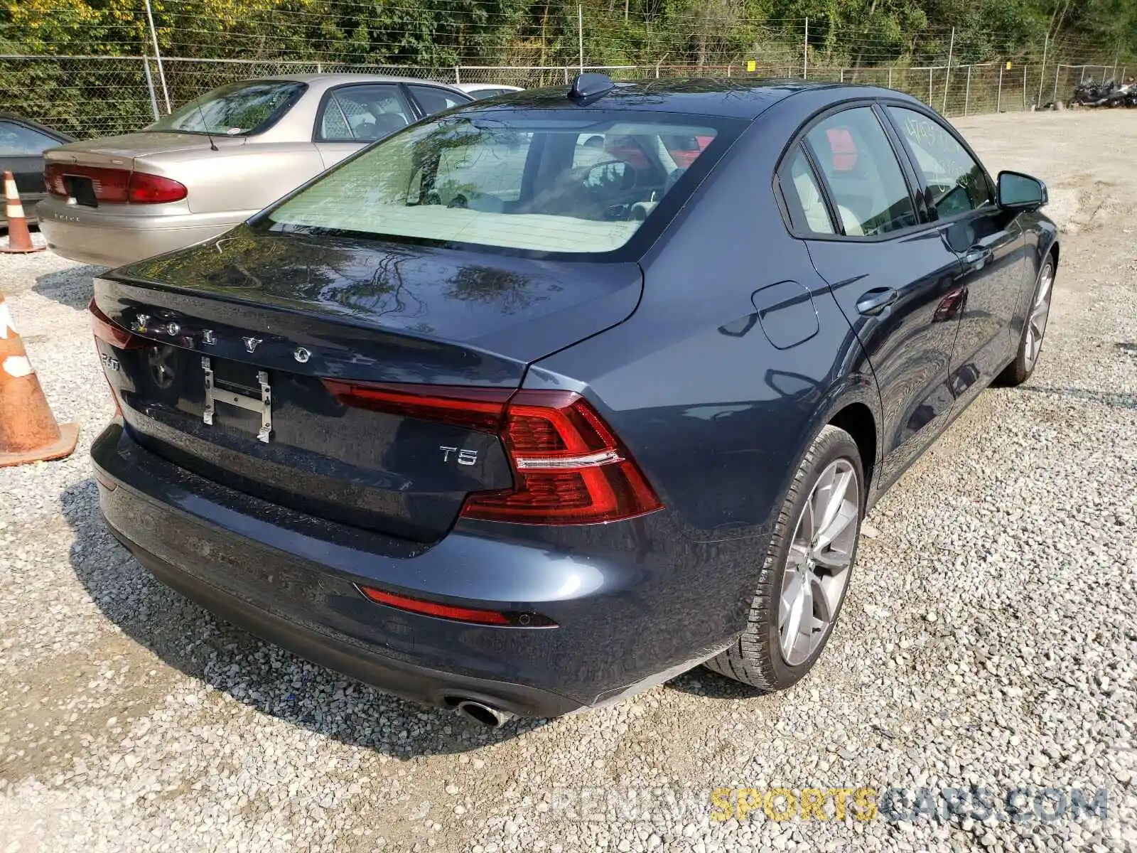 4 Photograph of a damaged car 7JR102FK7LG040064 VOLVO S60 T5 MOM 2020