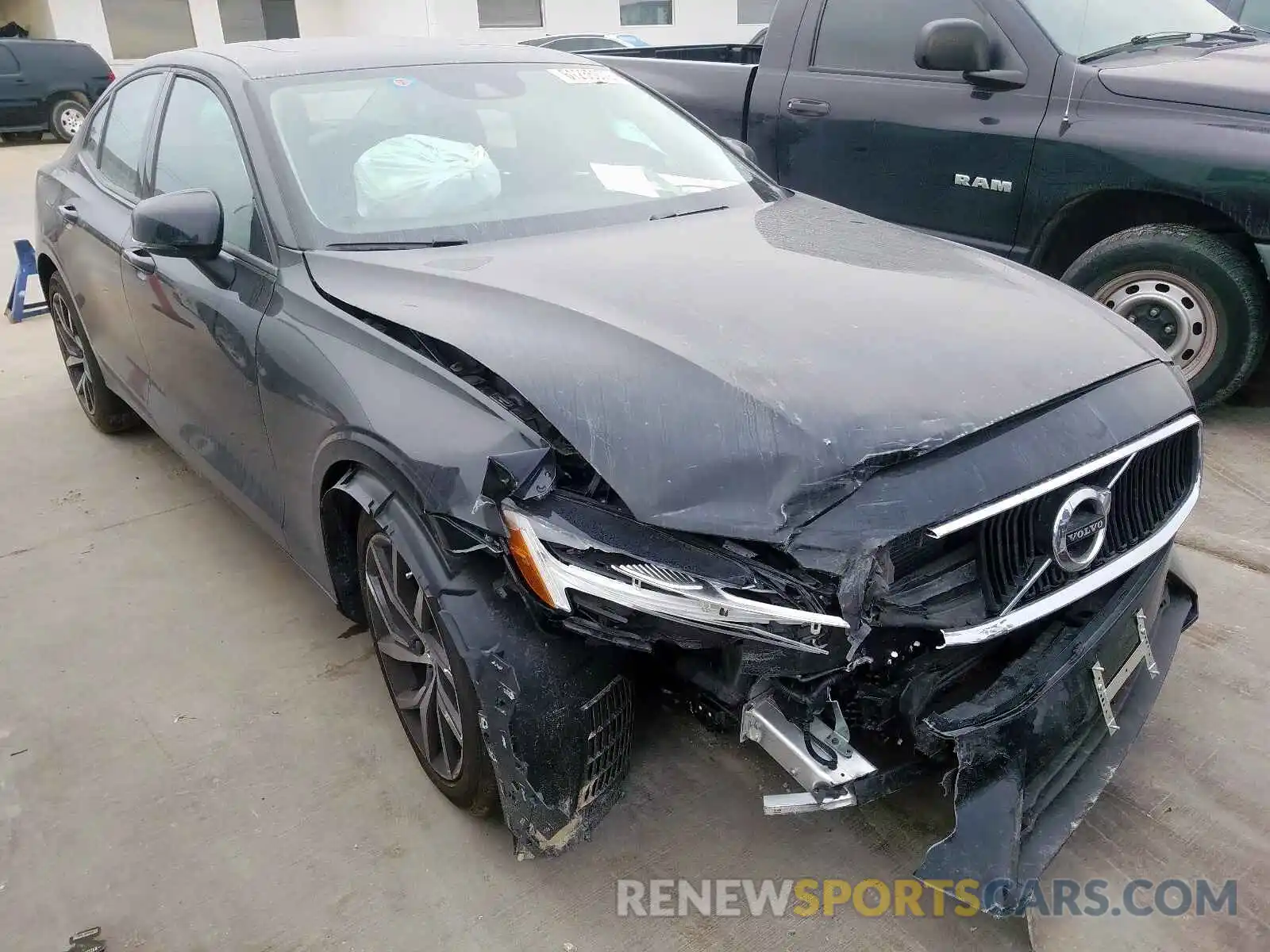 1 Photograph of a damaged car 7JR102FK9LG044696 VOLVO S60 T5 MOM 2020