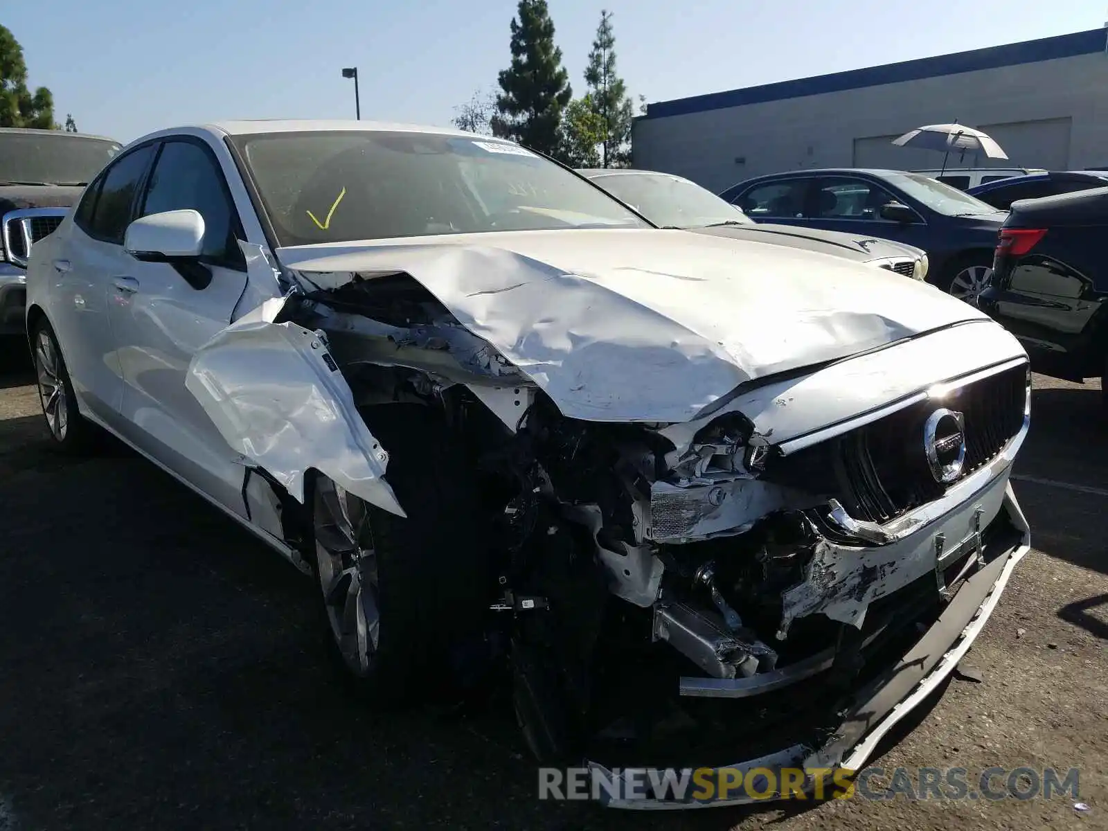 1 Photograph of a damaged car 7JR102FKXLG039961 VOLVO S60 T5 MOM 2020